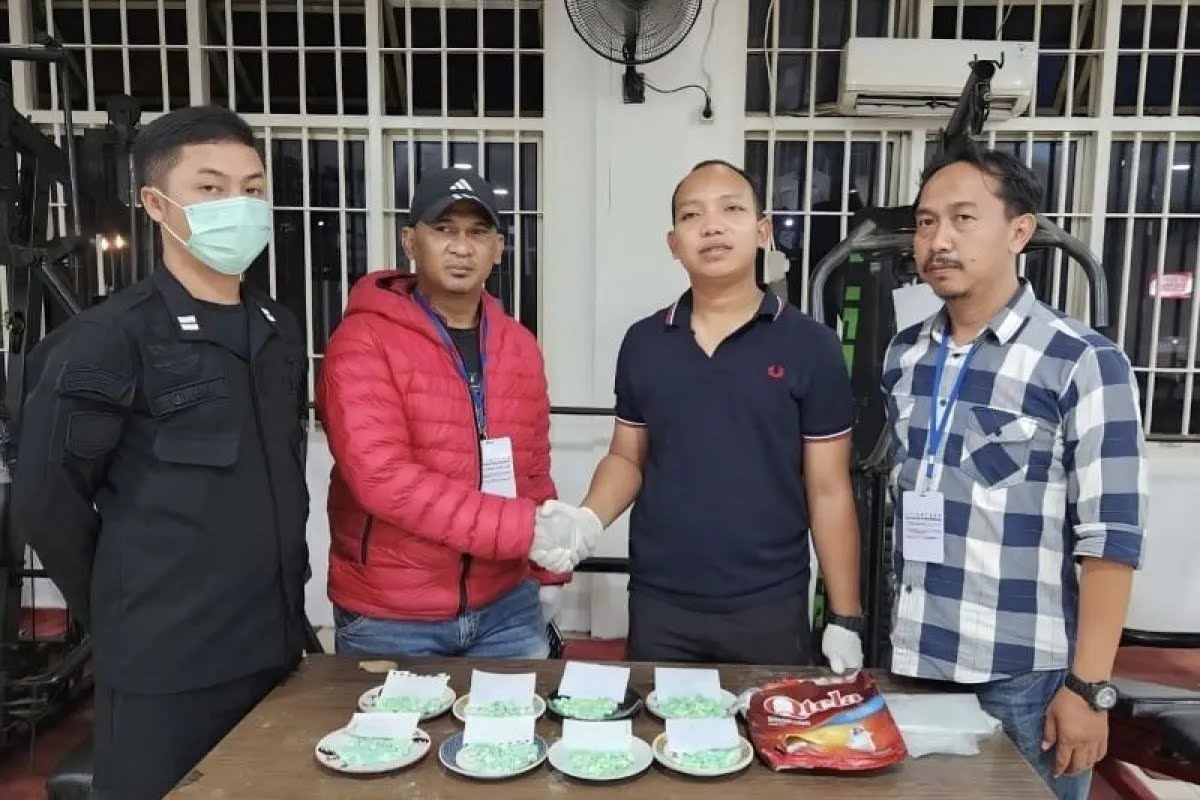 Petugas Rutan Cipinang menyerahkan barang bukti Inex ke Polres Metro Jakarta Timur.