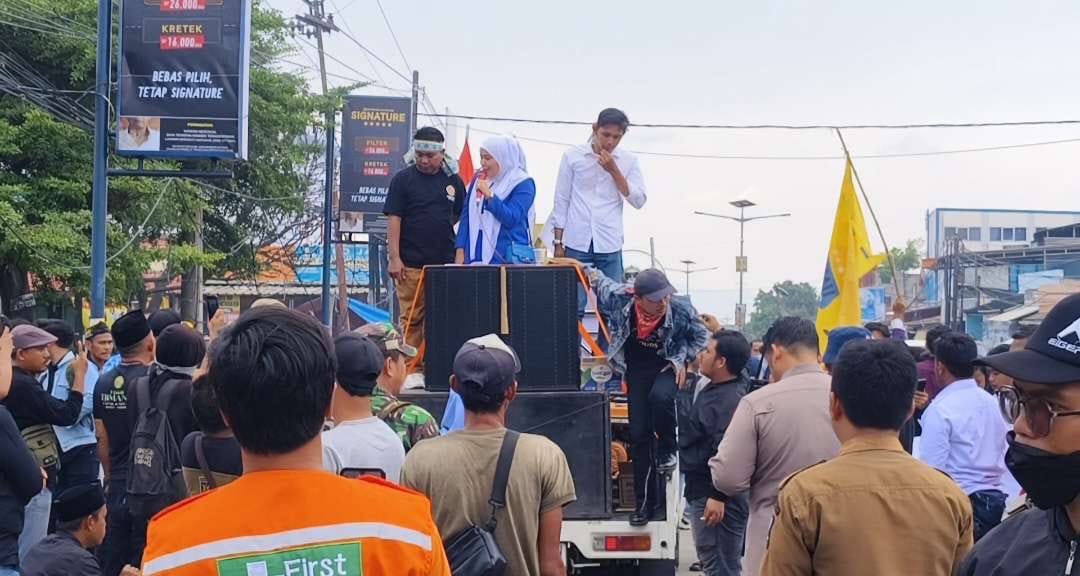 Temui Aksi Demo Warga Kramatwatu, Desi Ferawati Janjikan Penertiban Truk ODOL