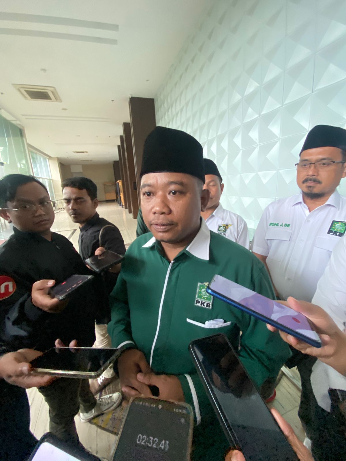 Abdul Gofur saat memberikan keterangan kepada media terkait rotasi-mutasi pejabat di Pemkab Serang, Jumat (17/10/2025).