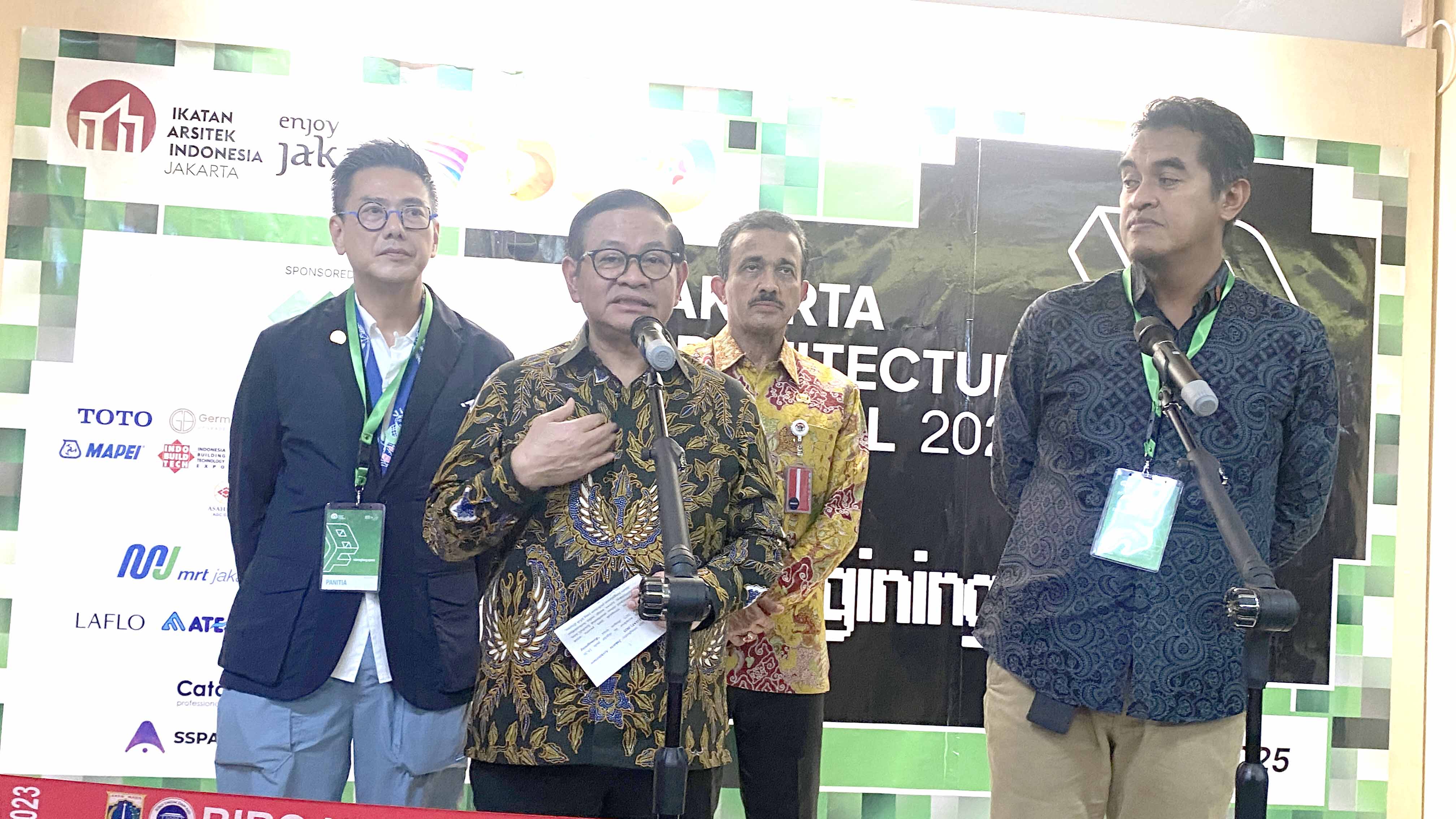 Gubernur DKI Pramono Anung menawarkan dua proyek mangkrak untuk dibenahi kepada Ikatan Arsitek Indonesia maupun Ikatan Arsitek Jakarta di Blok M Hub, Kamis (16/10).
