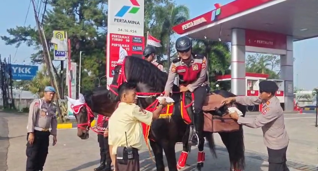 Detasemen Turangga membagikan makanan di Jalan Raya Bogor.