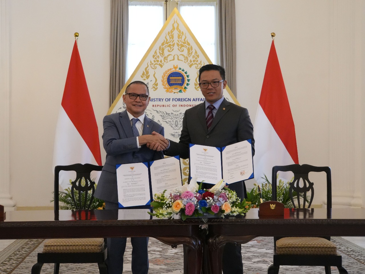 Menteri P2MI Mukhtarudin (kiri) dan Menteri Luar Negeri Sugiono menunjukkan berkas MoU dalam upaya memperkuat pelayanan pekerja migran Indonesia.