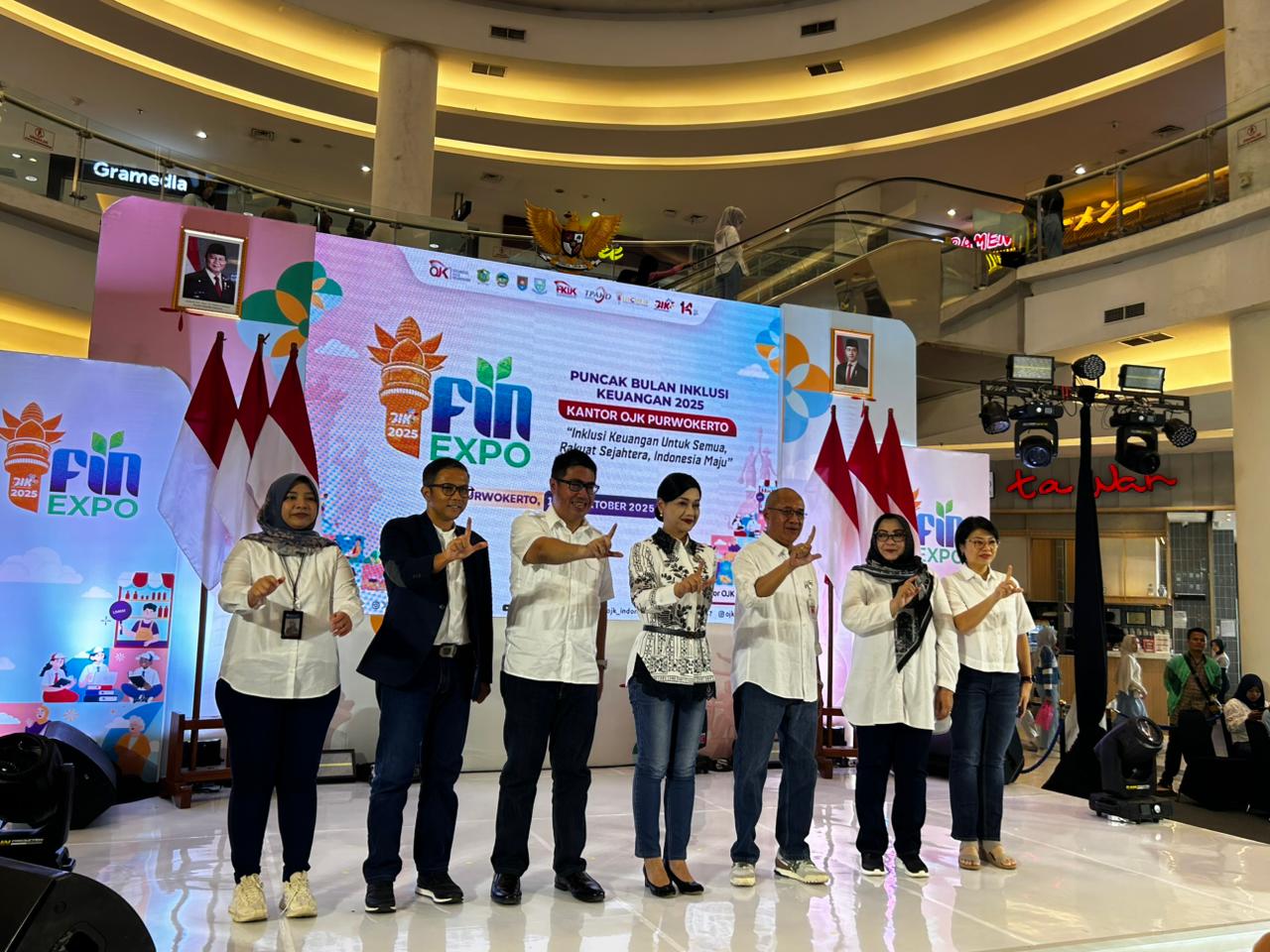 Bulan Inklusi Keuangan Kantor OJK Purwokerto di Rita Supermall, Sabtu, (18/10). Acara dihadiri Bupati Banyumas Sadewo Tri Lastiono; Friderica Widyasari Dewi; Kepala OJK Purwokerto Haramain Billady.