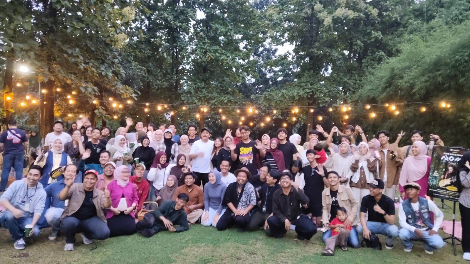 Dompet Dhuafa bersama musisi Is Pusakata dan Bandarkopi Jakarta, gelar konser amal di Bandarkopi, Lebak Bulus, Jakarta Selatan, Minggu (19/10).