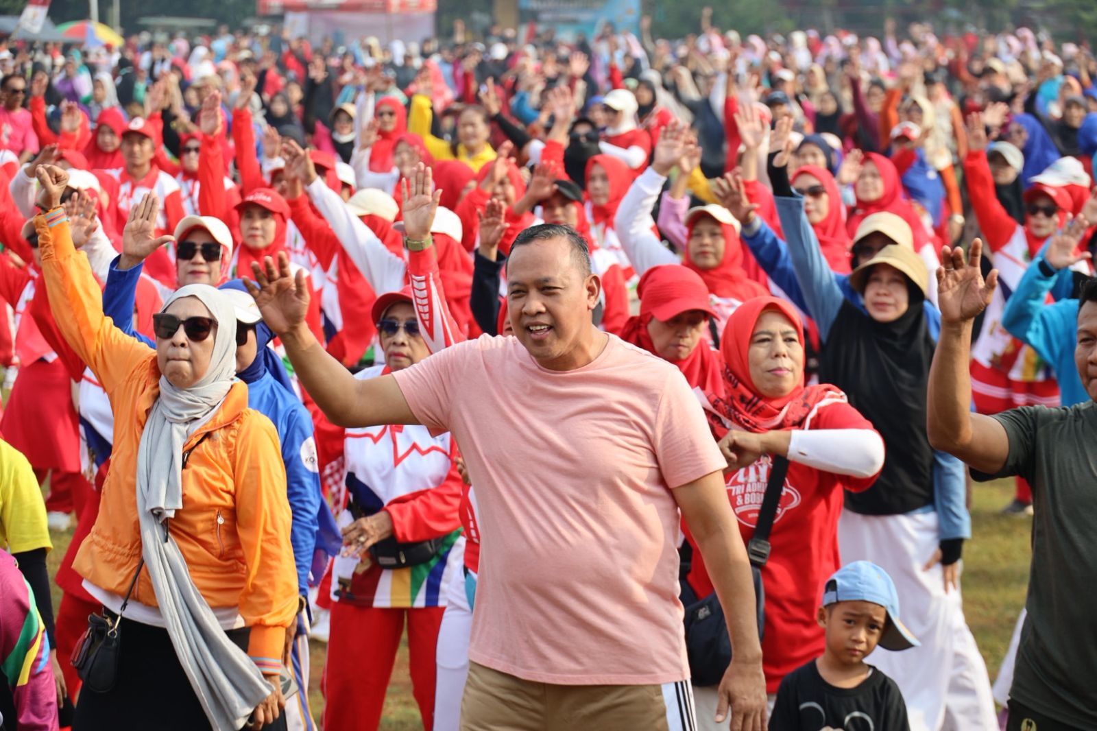 Wali Kota Bekasi Tri Adhianto mengikuti acara senam Festival Olahraga Kesehatan dan Kebugaran di Lapangan Sepak Bola Mini Rawalumbu, Minggu (19/10).