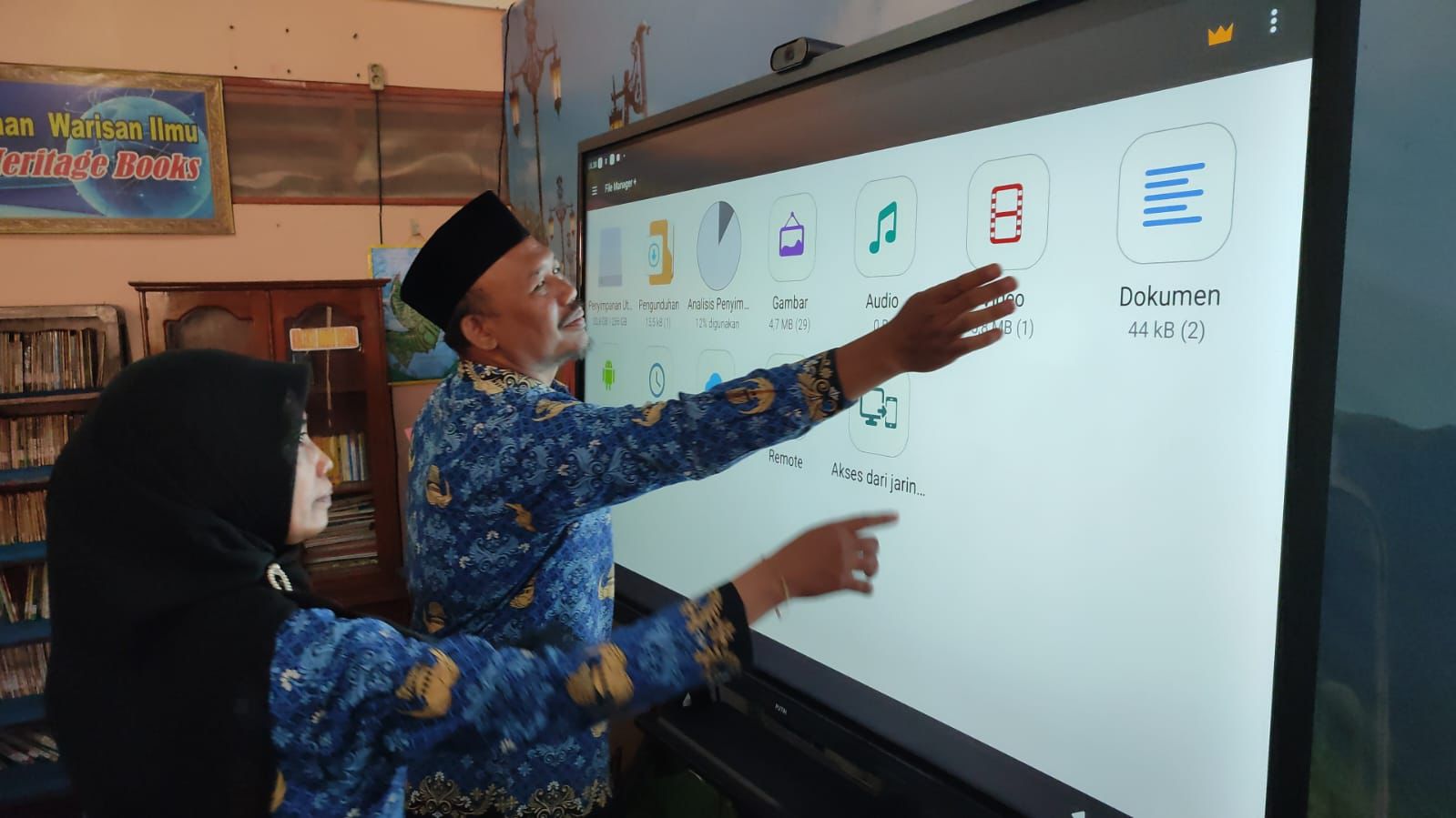 Papan Interaktif Bantuan Kemendikdasmen Bantu Pembelajaran di SMPN 1 Gresik   