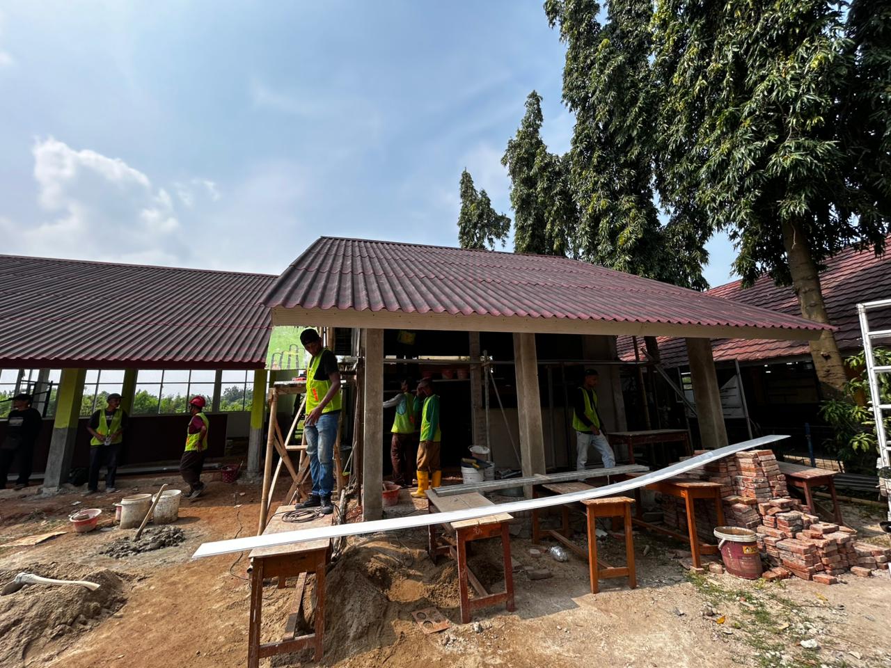 Para tukang yang berasal dari daerah Karawang Kulon tengah membangun ruang UKS di SDN Karawang Kulon 3, Karawang, Jawa Barat.