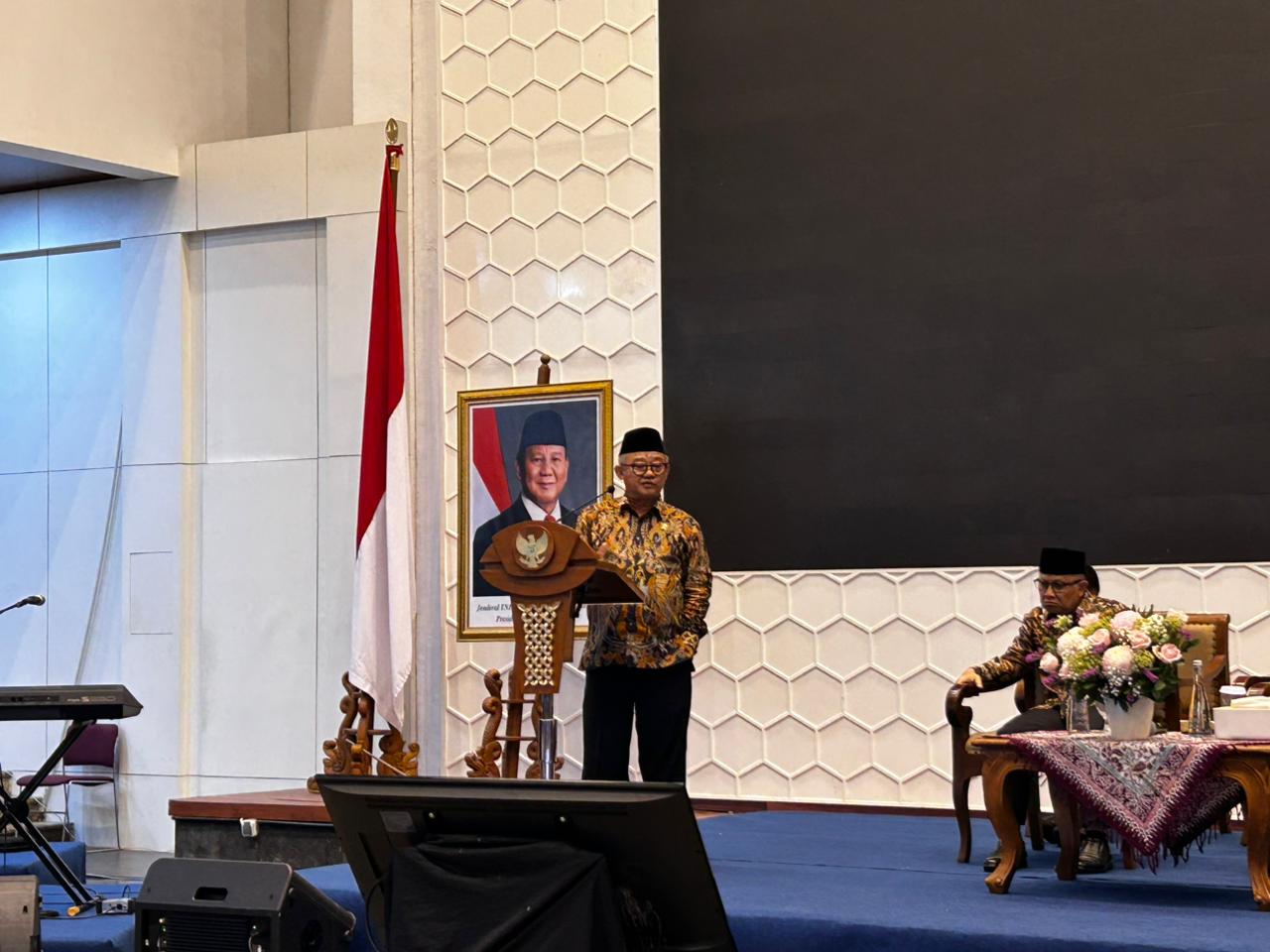 Mendikdasmen Abdul Mu&rsquo;ti akan menambah tunjangan atau insentif guru honorer pada 2026 sebesar Rp 100 ribu.