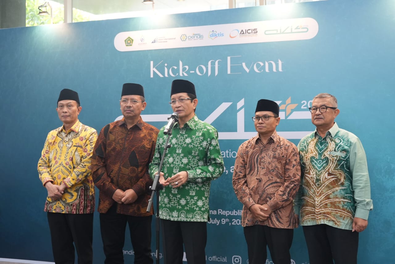 Menteri Agama Nasaruddin Umar (tiga dari kiri) saat konferensi pers AICIS+2025 yang mengusung tema Islam, Ekoteologi, dan Transformasi