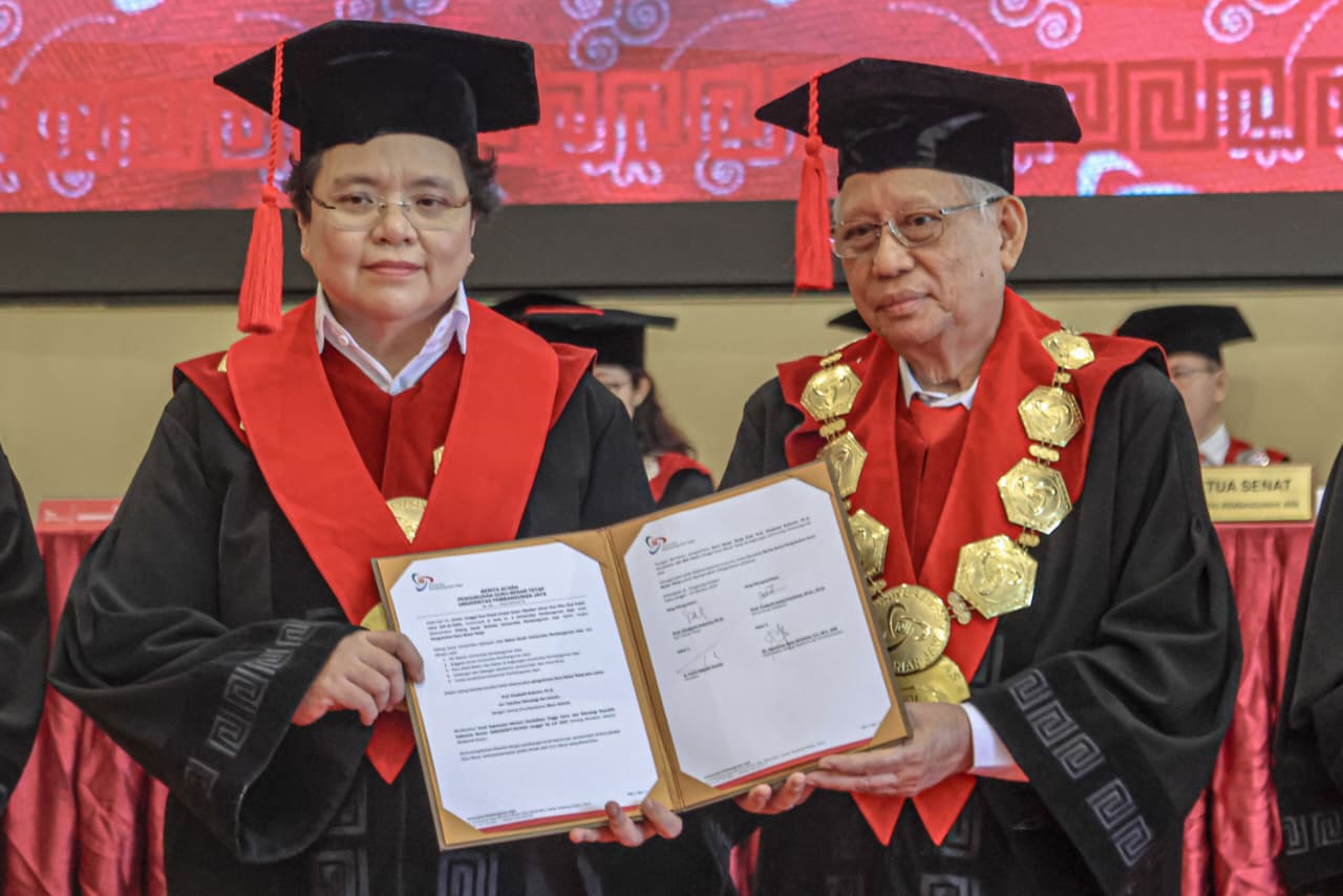 SEJARAH BARU: Prof Elisabeth Rukmini (kiri) dikukuhkan sebagai guru besar sekaligus rektor Universitas Pembangunan Jaya.