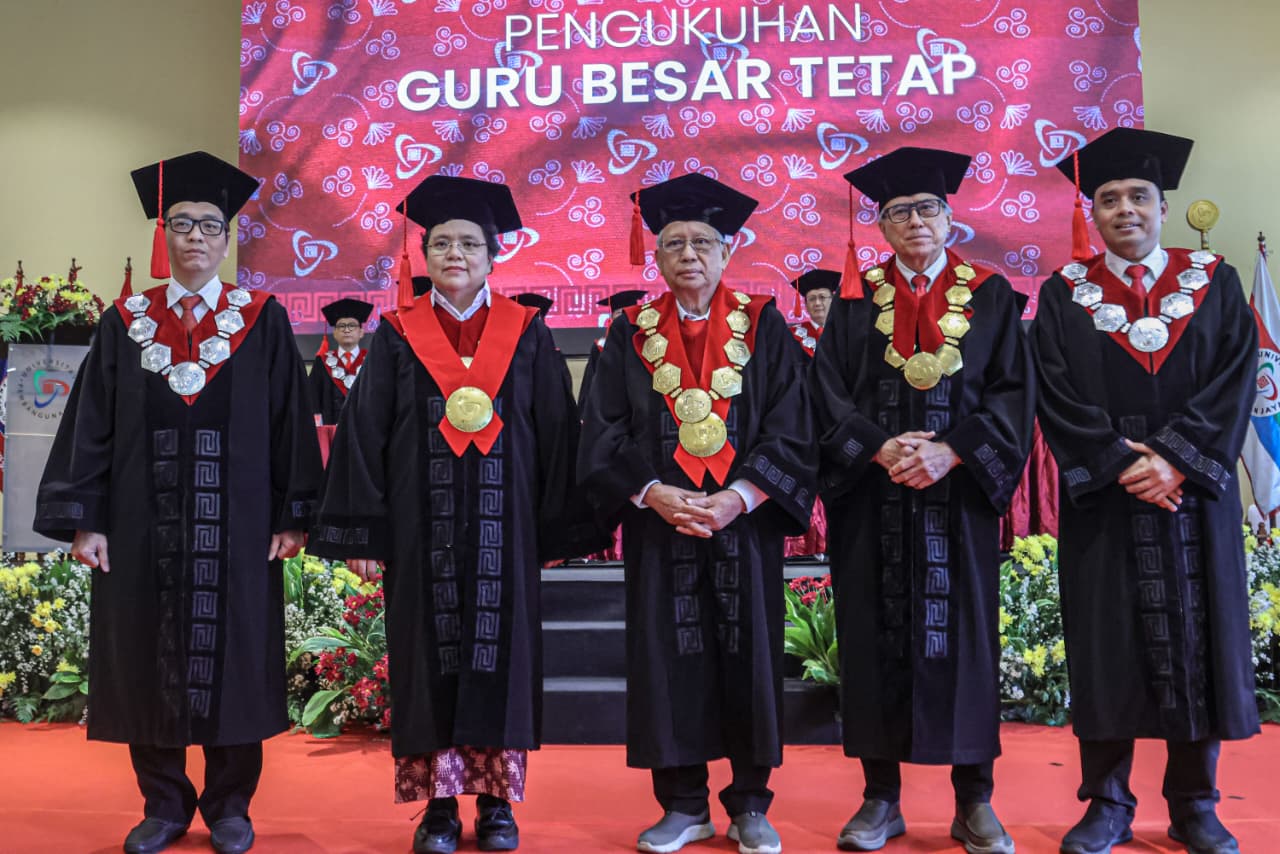 Penetapan Prof Elisabeth Rukmini dikukuhkan sebagai guru besar sekaligus rektor Universitas Pembangunan Jaya.