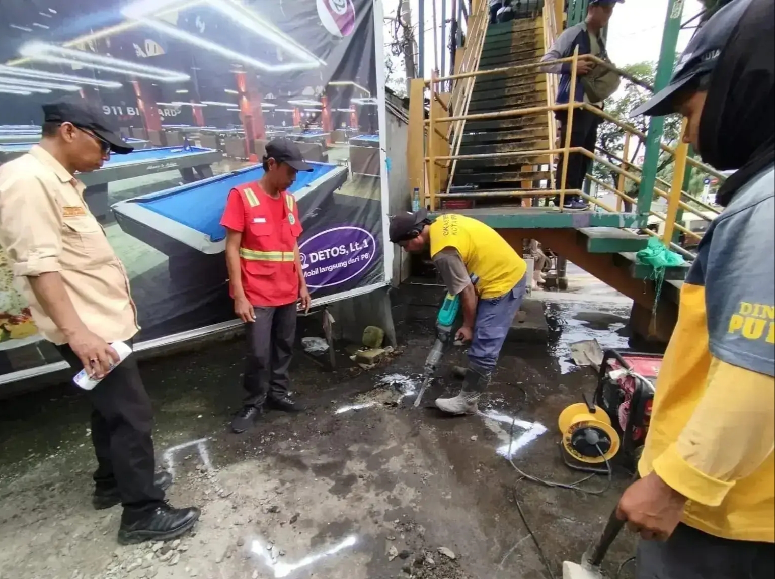 Petugas PUPR Kota Depok mengerjakan penambahan bak di kawasan Kali Cabang Timur, Kota Depok.
