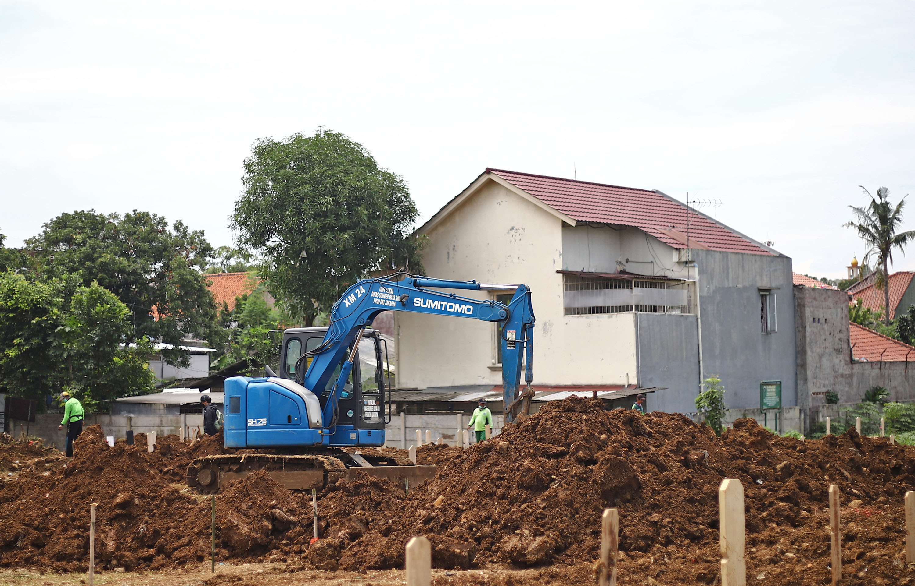 TPU Srengseng Sawah, Jakarta Selatan, sudah mulai padat. Pemprov DKI akan mencari lahan TPU baru di wilayah penyangga Jakarta.