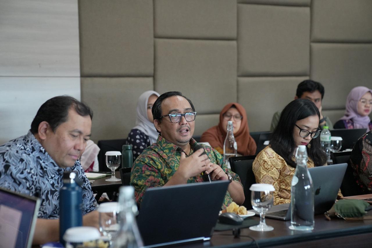 Kepala Dinas Lingkungan Hidup DKI Jakarta Asep Kuswanto membahas langkah-langkah strategis dalam pengembangan fasilitas Refuse-Derived Fuel (RDF) Plant di Bantargebang dan Rorotan.