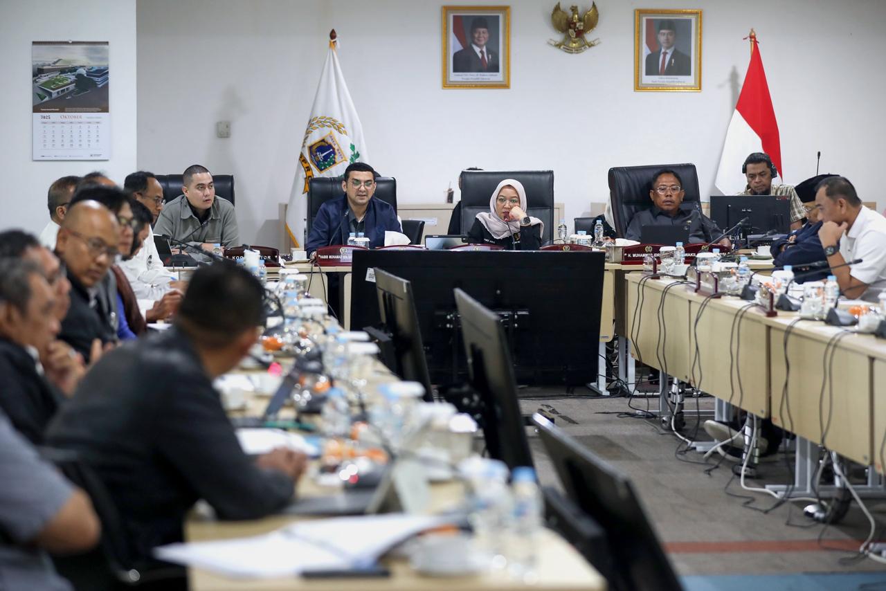 Komisi D DPRD DKI menggelar rapat membahas perawatan Kendaraan Dinas Operasional (KDO) pengangkut sampah.
