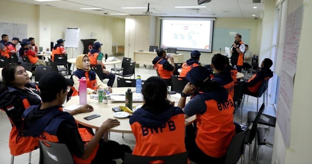 Petugas BPBD DKI melakukan persiapan mitigasi bencana menghadapi musim hujan.