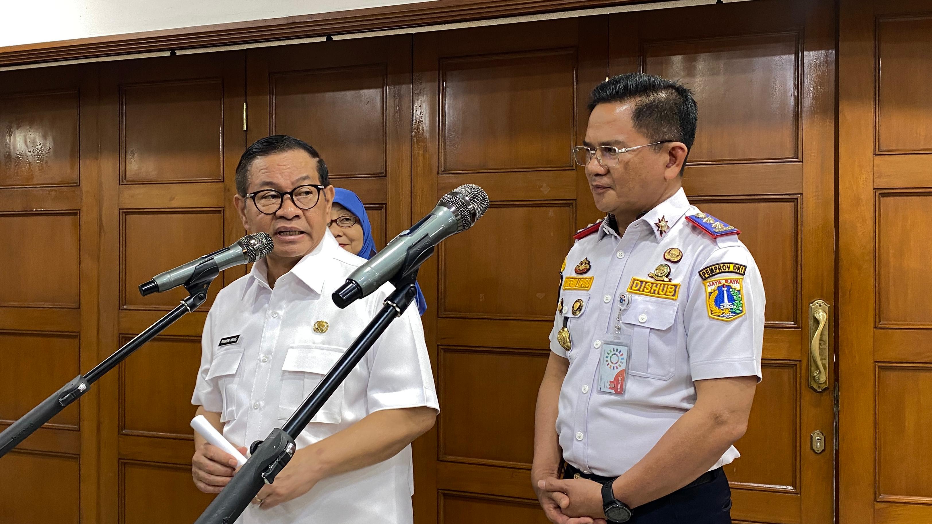 Gubernur DKI Pramono Anung (kiri)  menjelaskan terkait rencana kenaikan tarif Transjakarta.