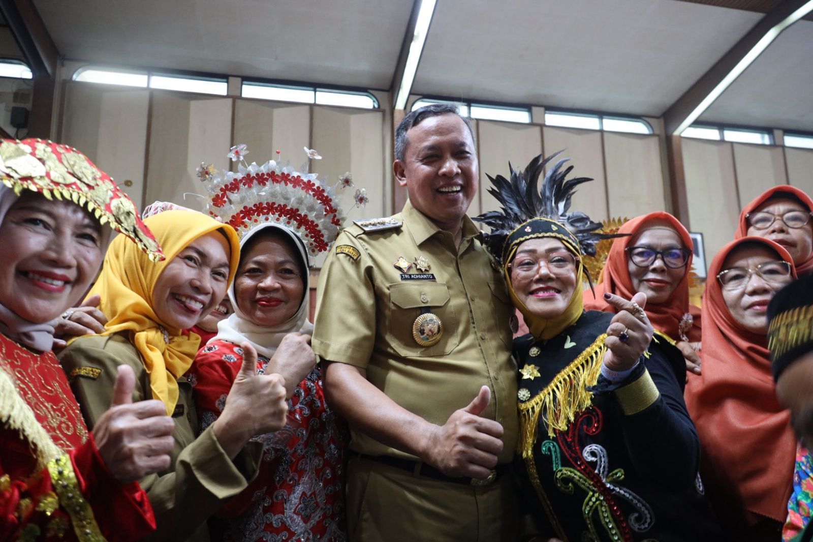 Wali Kota Tri Adhianto berfoto dengan para lansia di kegiatan Keriyaan Lansia.