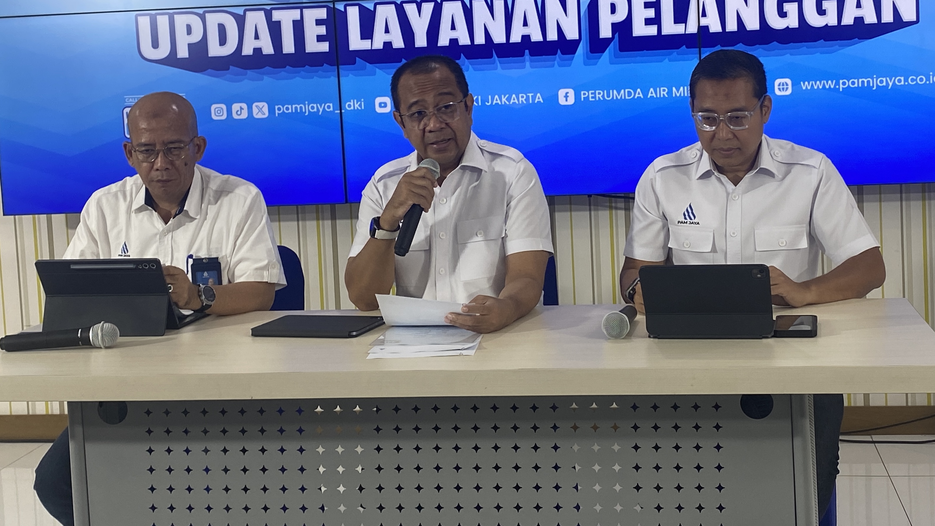 Direktur Utama PAM Jaya Arief Nasrudin (tengah) menjelaskan soal gangguan suplai air bersih akhir pekan ini.
