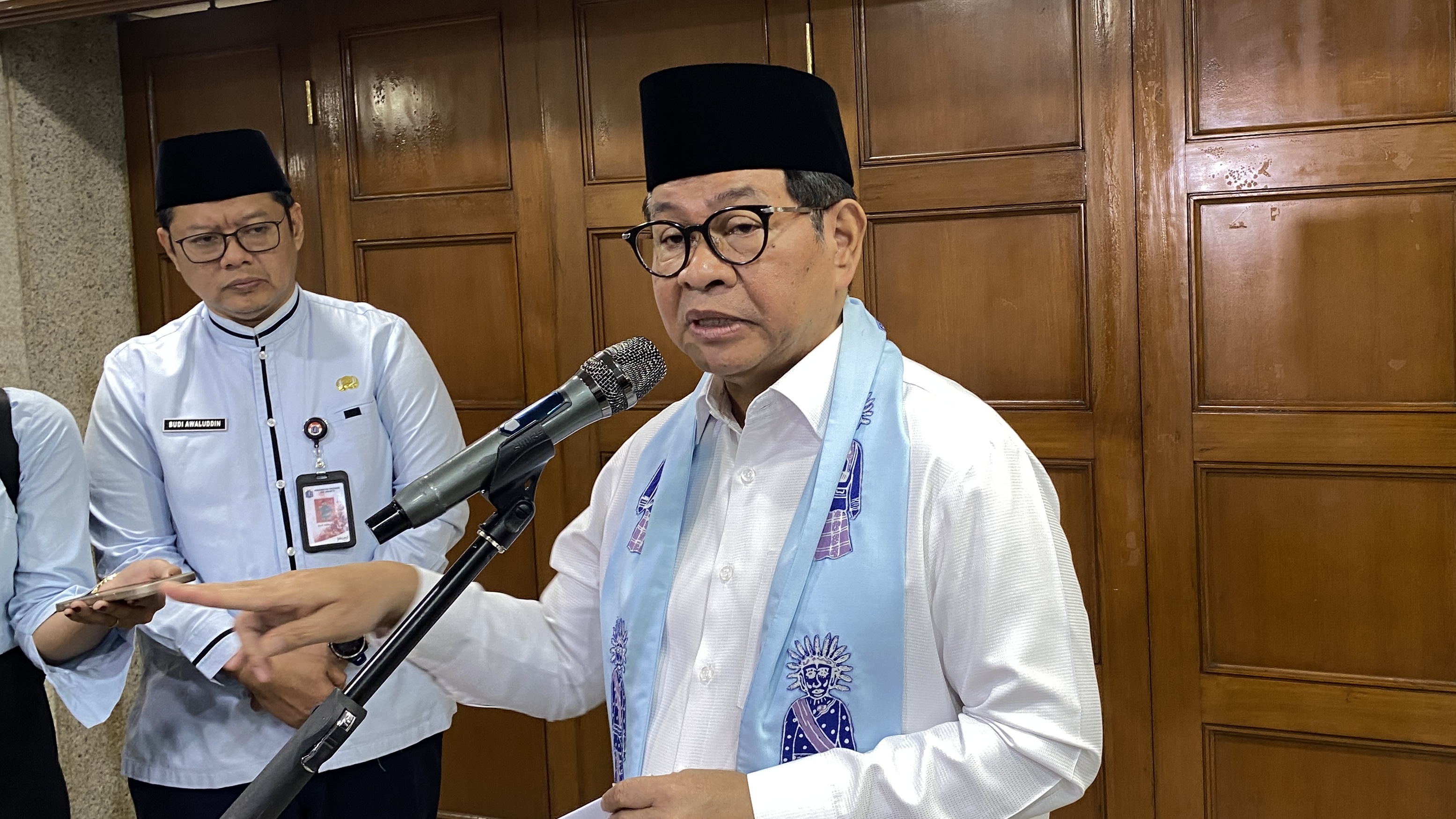 Gubernur DKI Jakarta Pramono Anung membahas soal banyaknya pohon yang sudah rapuh di pinggir jalan raya.