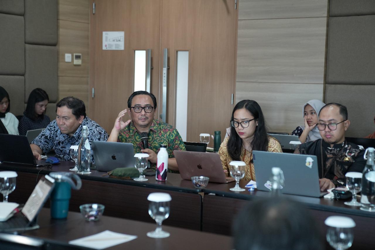 Dinas Lingkungan Hidup (DLH) Provinsi DKI Jakarta tengah mengkaji penerapan sanksi sosial bagi warga yang kedapatan membakar sampah sembarangan.