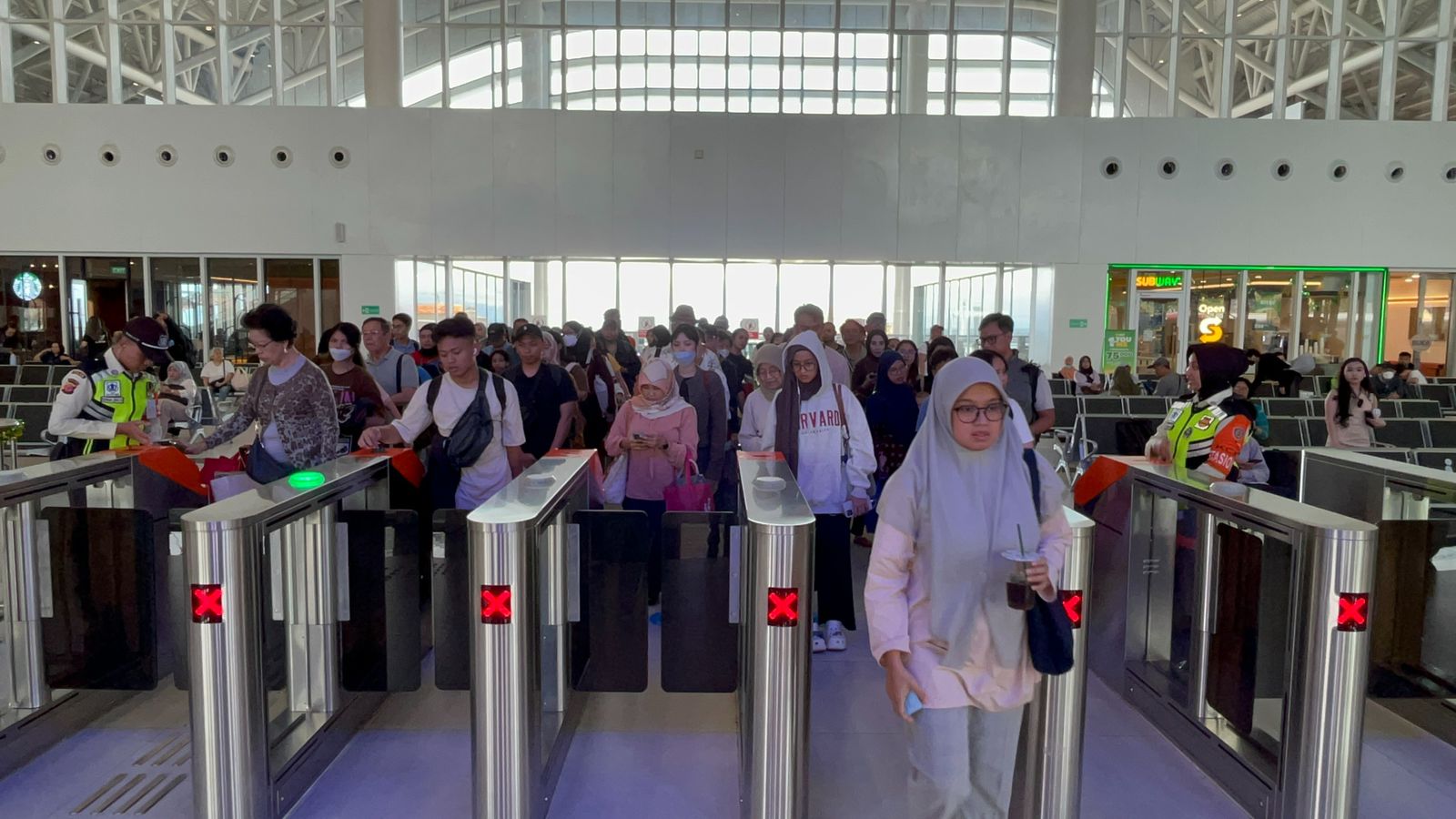 Penumpang Kereta Cepat Whoosh memadati Stasiun Halim, Jakarta Utara, untuk perjalanan menuju ke Kota Bandung.