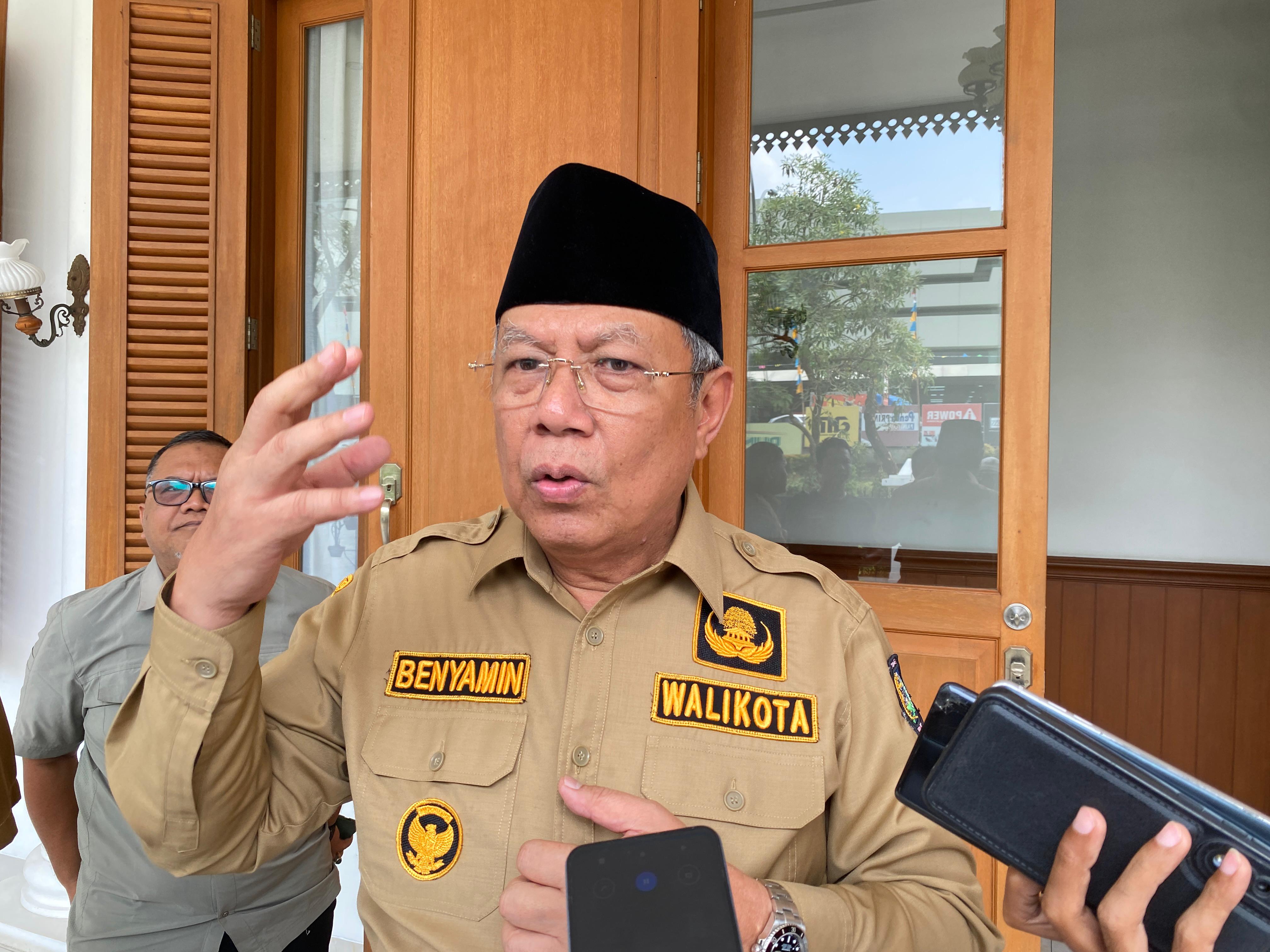 Wali Kota Tangsel Benyamin Davnie membahas alasan penundaan gaji pegawai.