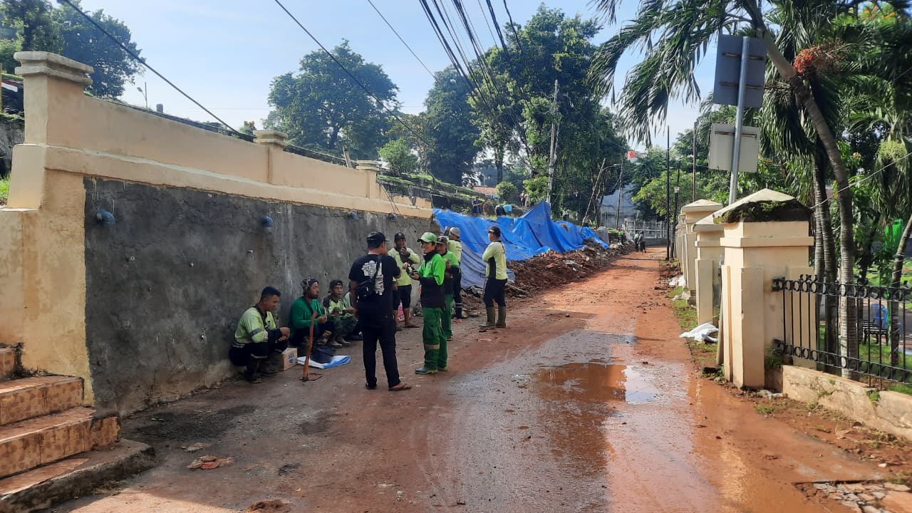 Petugas Sudin Tamhut Jakarta Selatan menangani longsor yang menyebabkan robohnya tembok pembatas diTPU Jeruk Purut, Jumat (31/10).