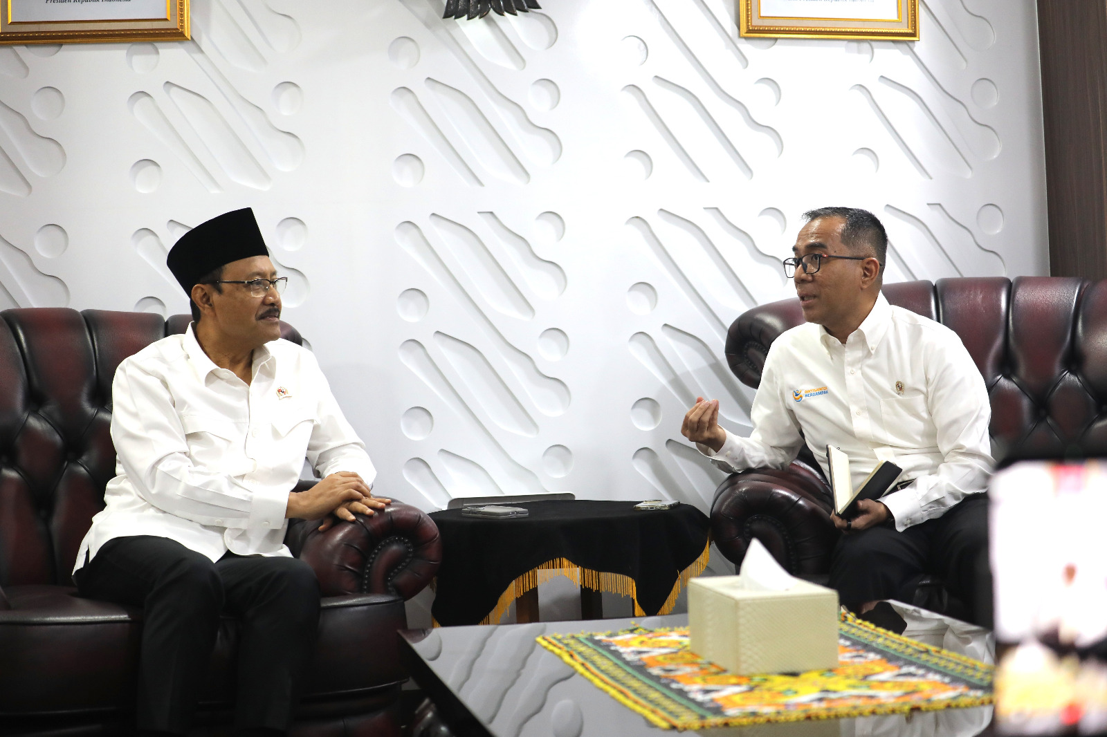 Menteri Sosial Saifullah Yusuf (Gus Ipul) berdiskusi dengan Menteri Pendidikan Tinggi, Sains, dan Teknologi Brian Yuliarto di kantor Kemendiktisaintek, Jakarta, Senin (3/11/2025).
