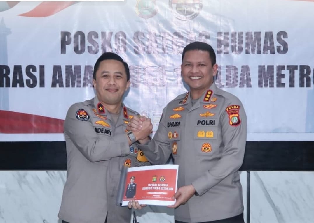 Kabidhumas Polda Metro Jaya yang baru, Kombespol Budi Hermanto (kanan) saat serah terima jabatan dengan Brigjen Ade Ary Syam Indradi di Lapangan Bidang Humas Polda Metro Jaya, Jakarta Selatan.