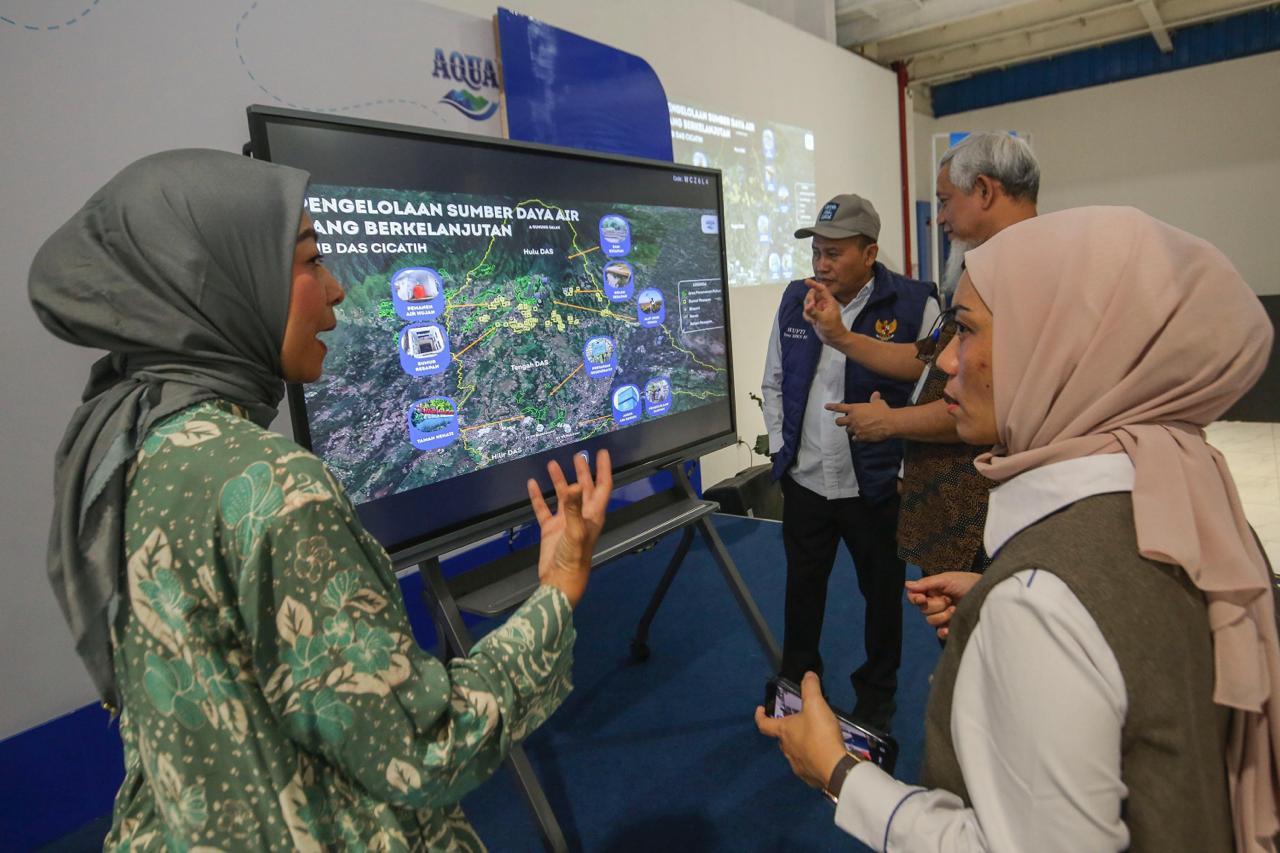 BPKN melakukan kunjungan langsung ke salah satu sumber air dan fasilitas produksi Aqua di Bogor.