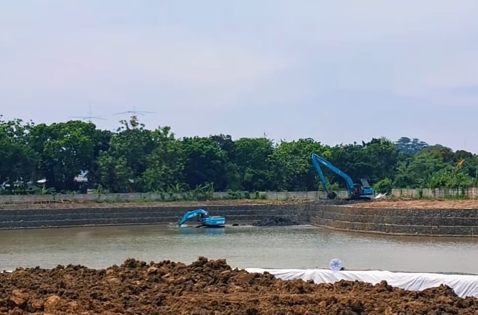 Alat berat diperbantukan untuk proyek revitalisasi Waduk Giri Kencana di Cipayung, Jakarta Timur.