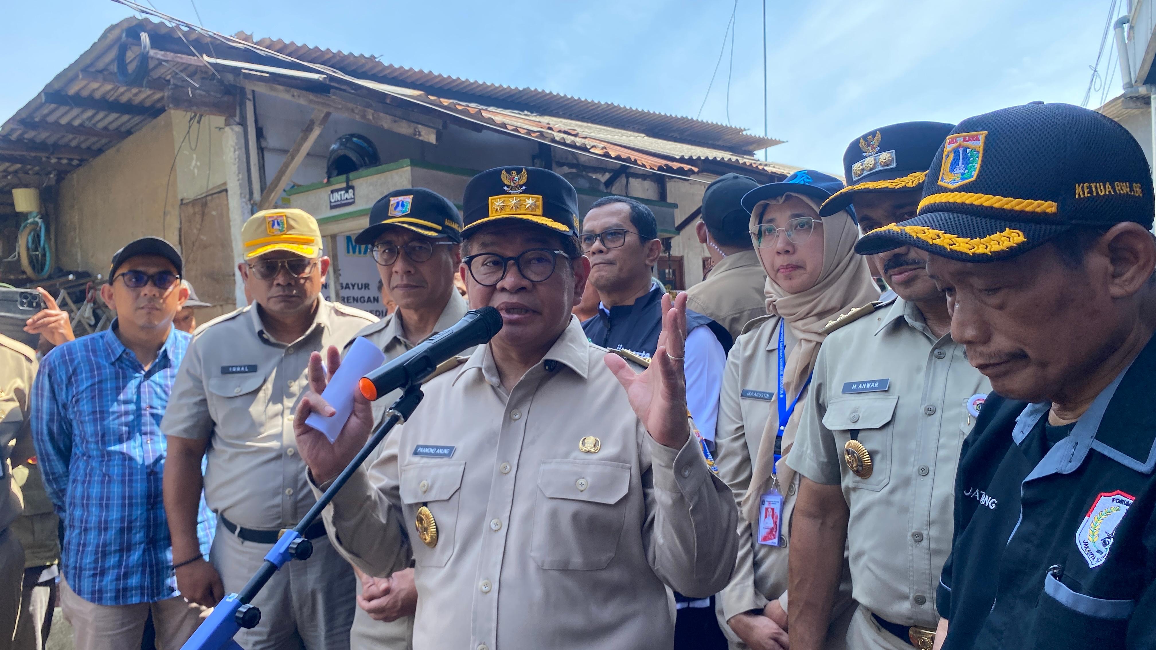 Gubernur DKI Pramono Anung memimpin apel kesiapsiagaan menghadapi musim penghujan 2025&ndash;2026 di Ruang Limbah Sungai Lebak Bulus, Jakarta Selatan.