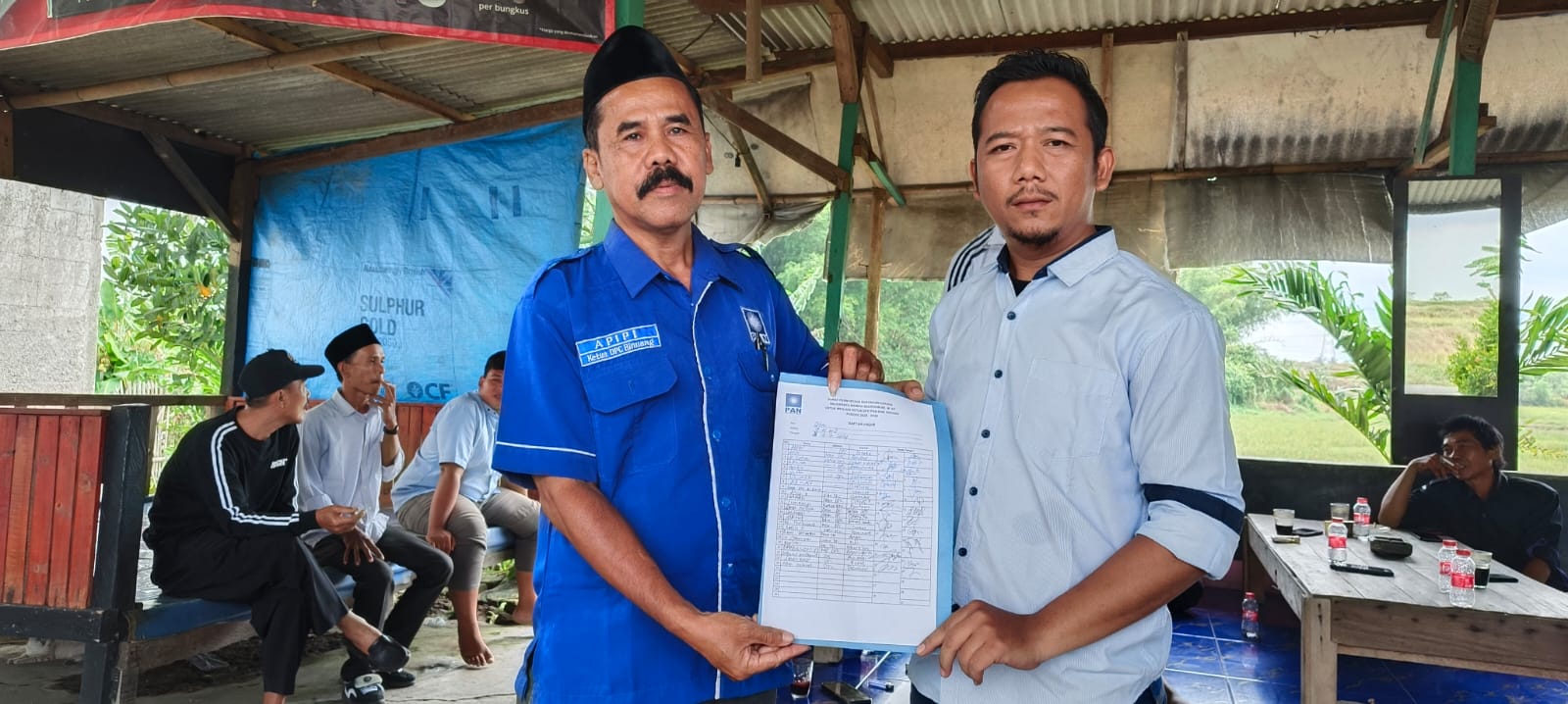 Ketua Forum Silaturahmi DPC PAN Kabupaten Serang, Apipi (kiri), bersama perwakilan ketua DPC menyatakan penolakan terhadap pencalonan Isak Siddik sebagai ketua DPD PAN Kabupaten Serang.