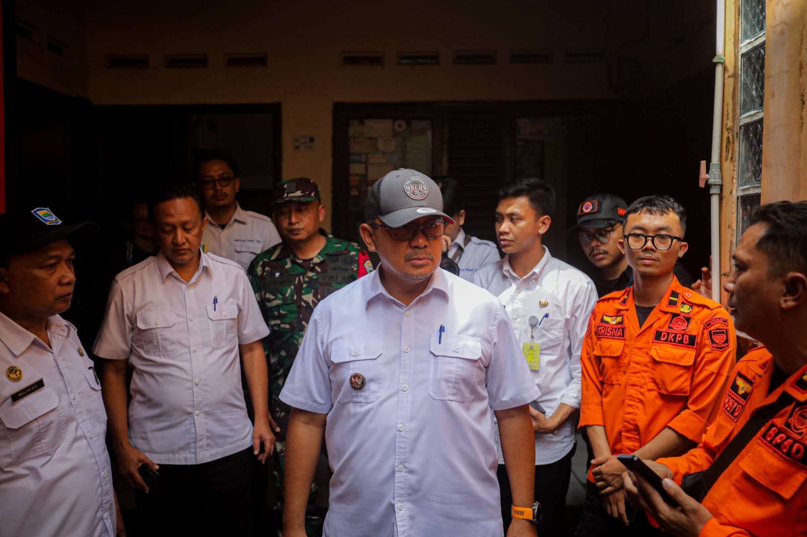 Wali Kota Bandung, Muhammad Farhan saat meninjau lokasi terdampak di Kelurahan Pasanggrahan, Kecamatan Ujungberung, Rabu (05/11/2025) November 2025.