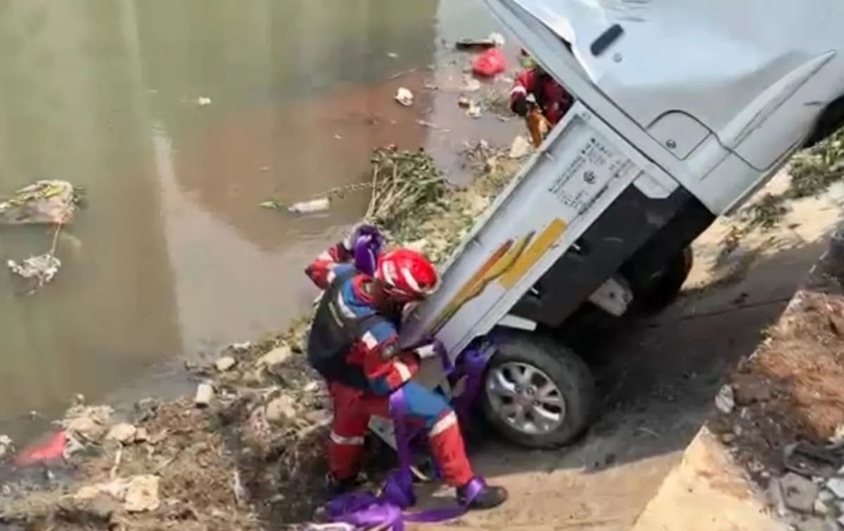 Petugas Sudin Penanggulangan Kebakaran dan Penyelamatan Jakarta Timur berhasil mengevakuasi mobil pick up yang tercebur ke Kali Sunter.