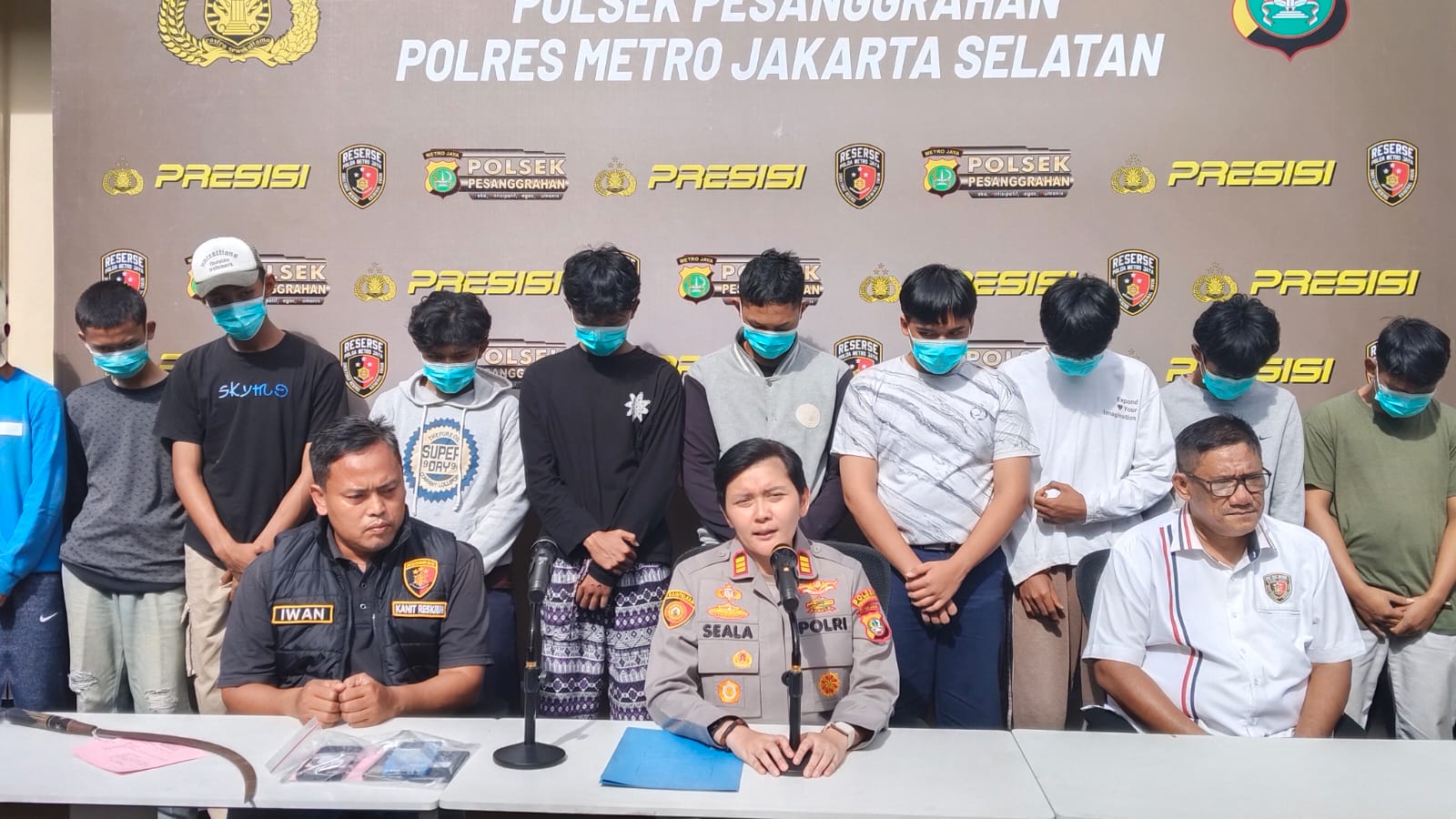 Kapolsek Pesanggrahan, AKP Seala Syah Alam merilis kasus tawuran dengan menunjukkan para pelajar yang tertangkap.