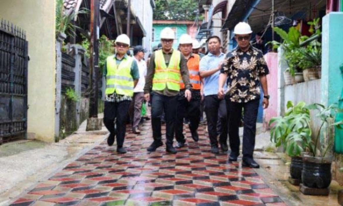 Wakil Wali Kota Tangsel Pilar Saga Ichsan (tengah) meninjau progres pembangunan infrastruktur saluran air hingga pembangunan jalan dalam menata kawasan kampung kumuh.