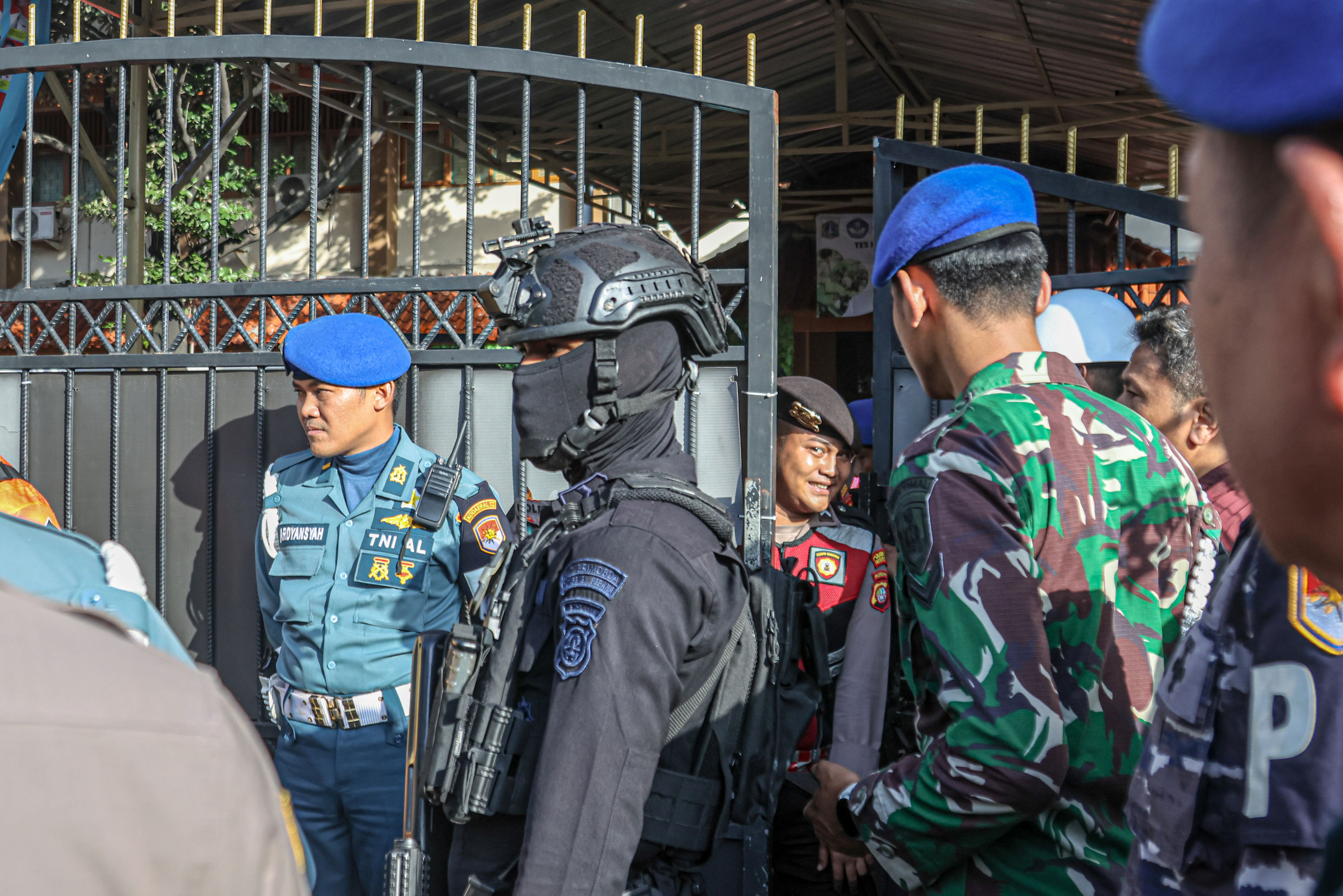 Personel TNI dan Polri berjaga di depan gerbang SMAN 72 Jakarta,
