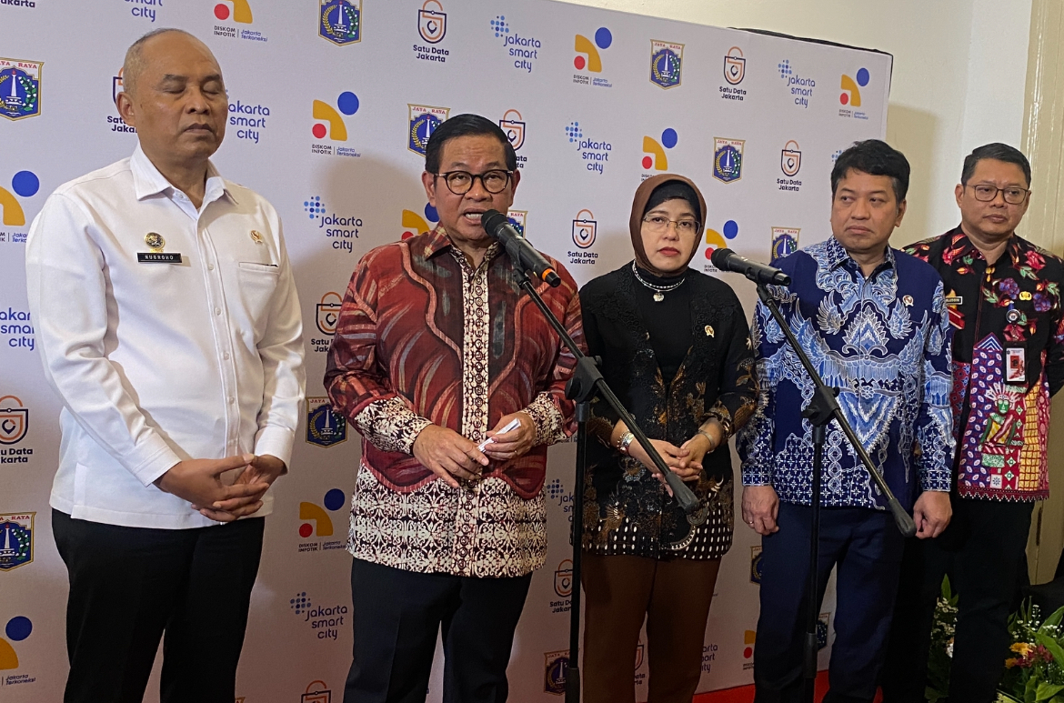 Gubernur DKI Pramono Anung (dua dari kiri).