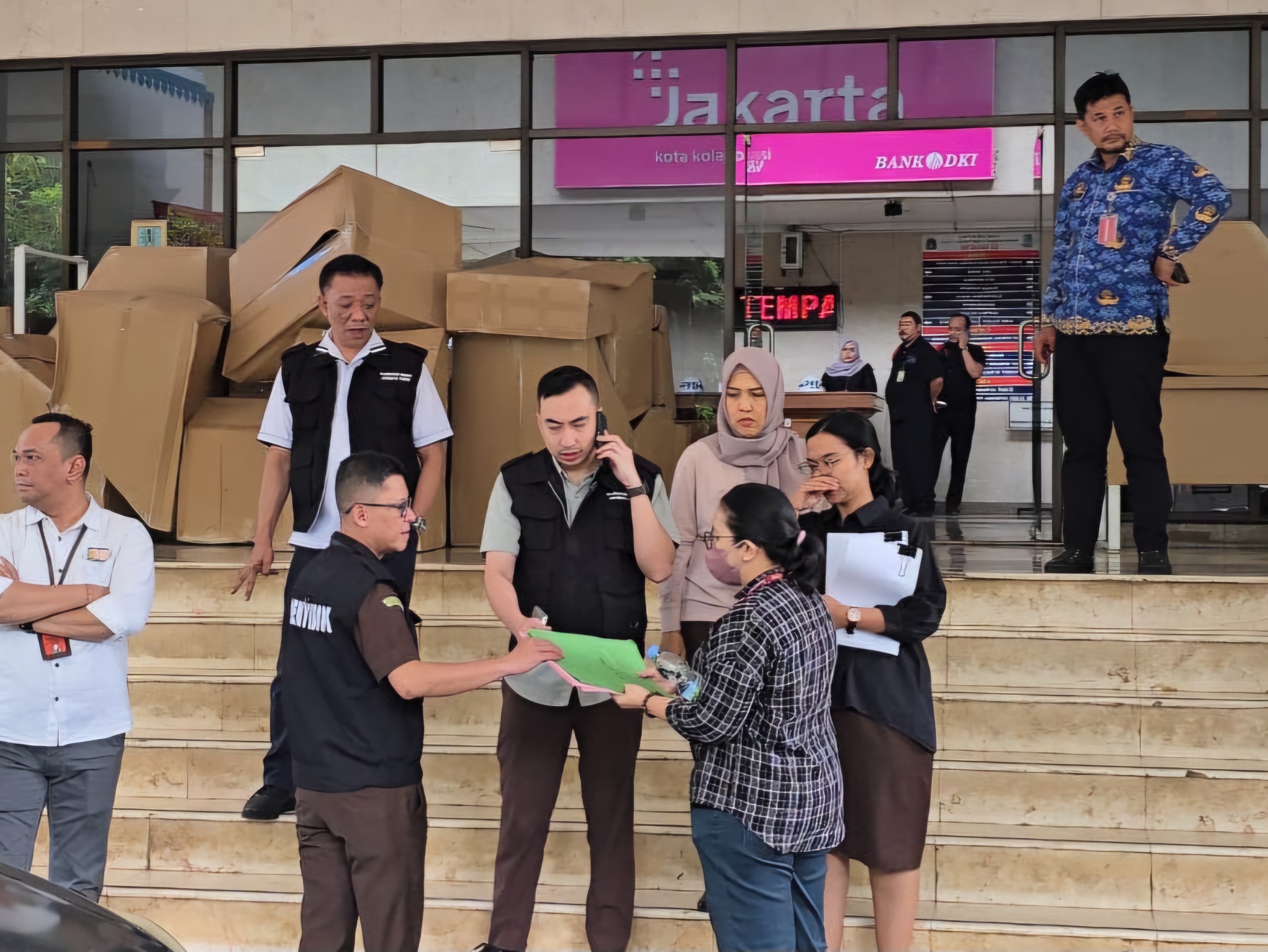 Penyidik Kejari Jakarta Timur melakukan penggeledahan di Kantor Suku Dinas PPKUKM Jaktim dan kantor distributor mesin jahit Swering Singer, Kelapa Gading, Senin (10/11).