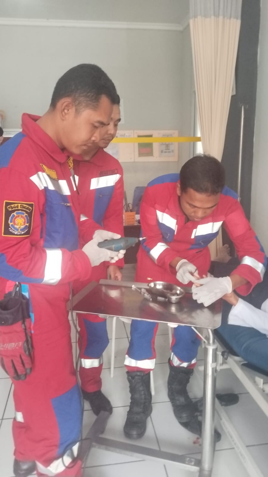 Petugas Damkar Tangsel berhasil melepas cincin di jari lansia di wilayah Setu, Senin (10/11).&nbsp;&nbsp;&nbsp;&nbsp;&nbsp;