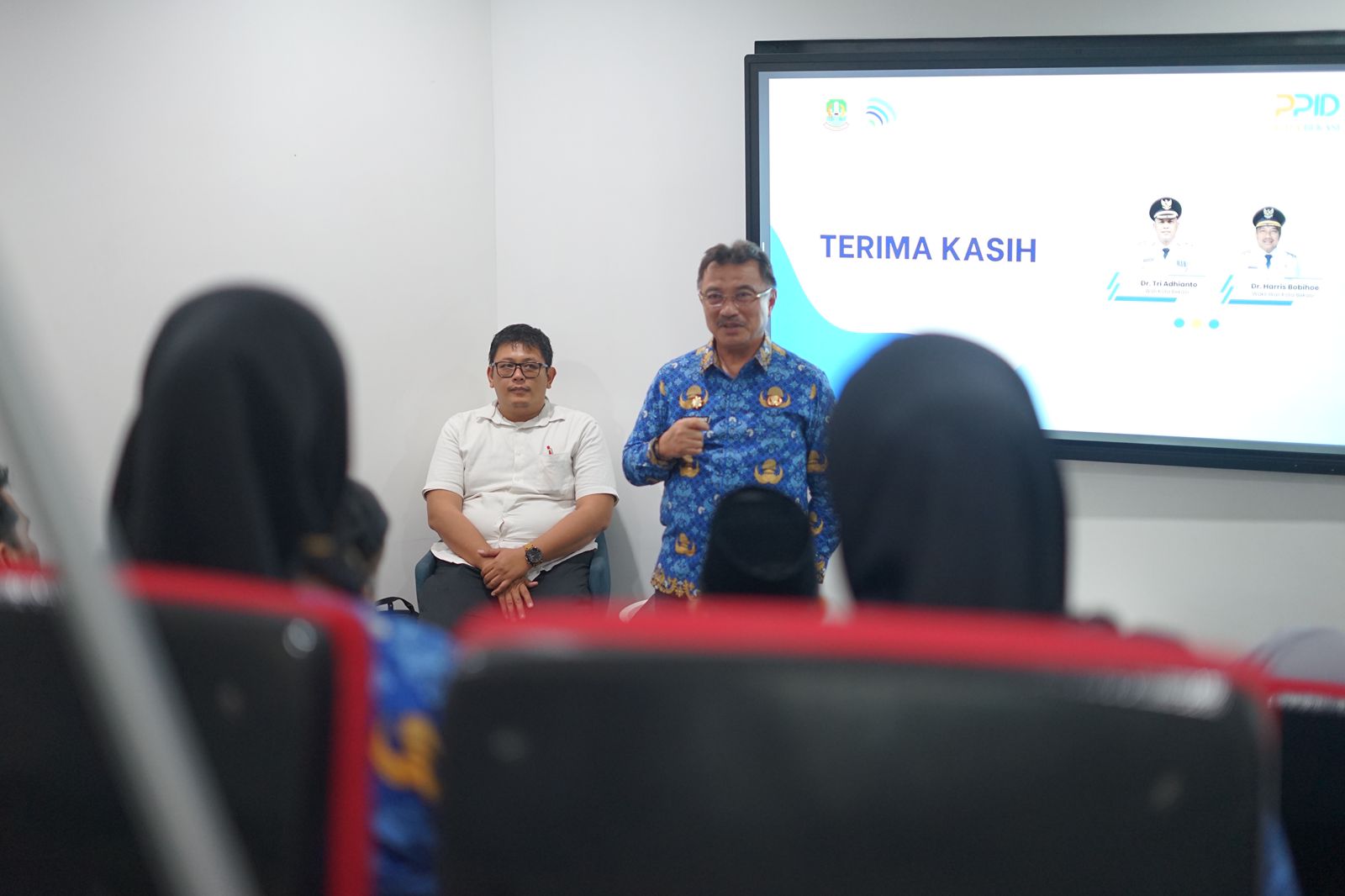 Wakil Wali Kota Bekasi Abdul Haris Bobihoe didampingi Kepala Diskominfostandi Kota Bekasi Nadih Arifin.