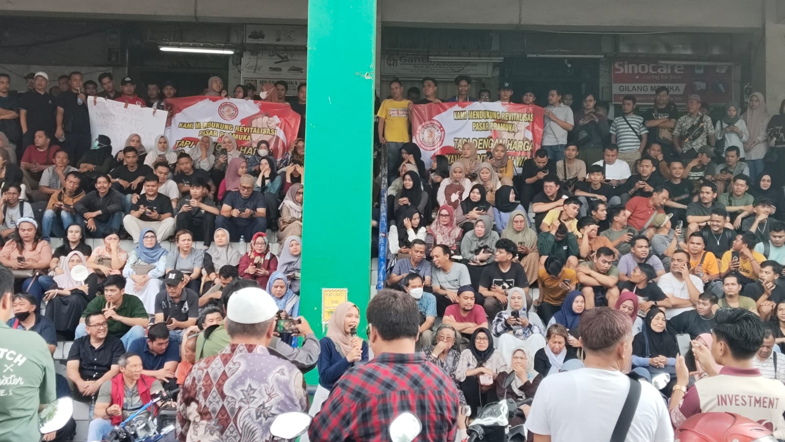 Para pedagang Pasar Pramuka berunjuk rasa karena Pasar Jaya menutup kios farmasi di pasar tersebut Kamis (13/11).