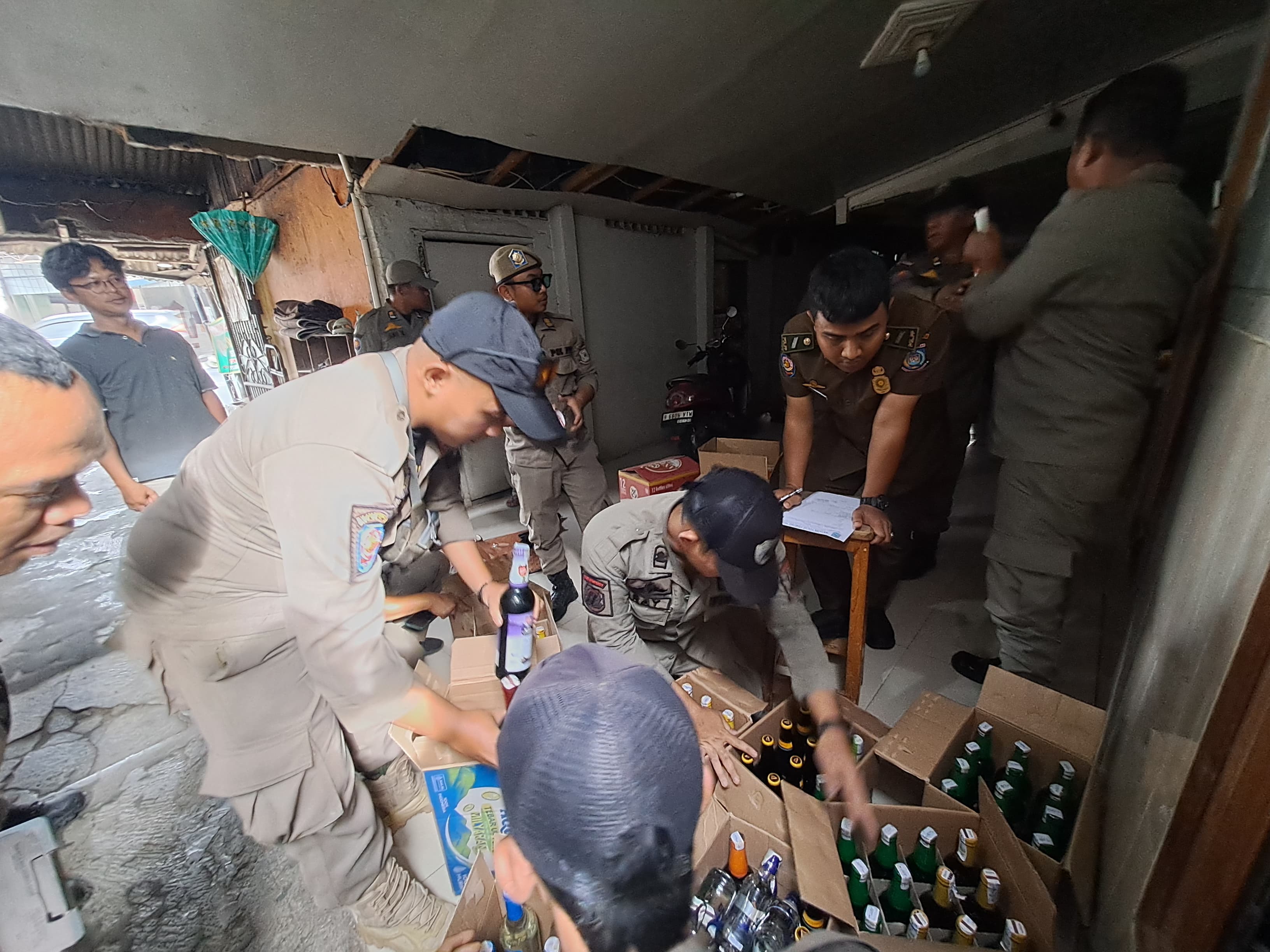 Satpol PP Kota Tangsel mengamankan ribuan botol miras dari toko sembako, Kecamatan Pondok Aren, Selasa (11/11).