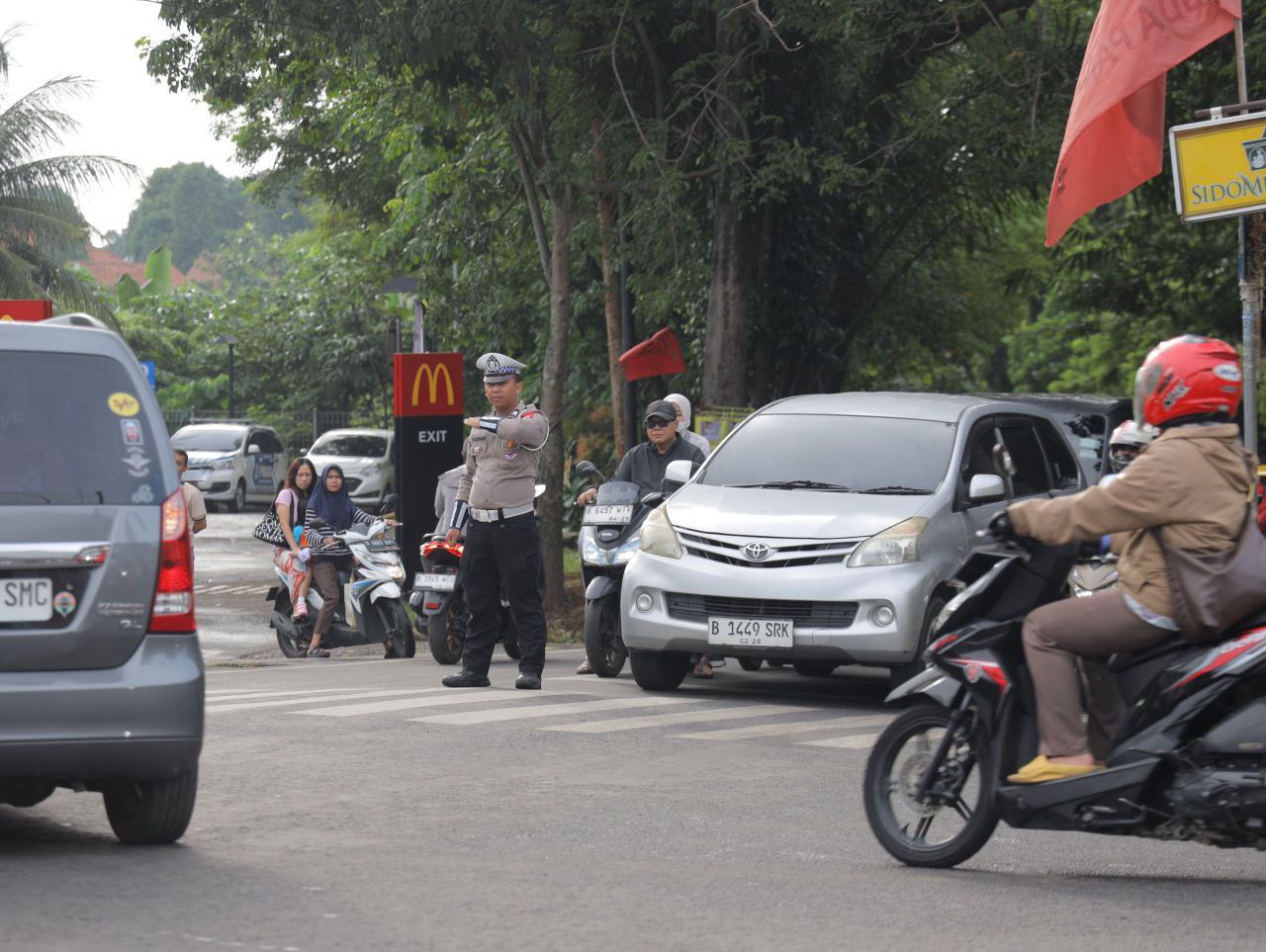 Petugas kepolisian mengawal uji coba lampu lalu lintas di Simpang Duren, Kecamatan Ciputat.