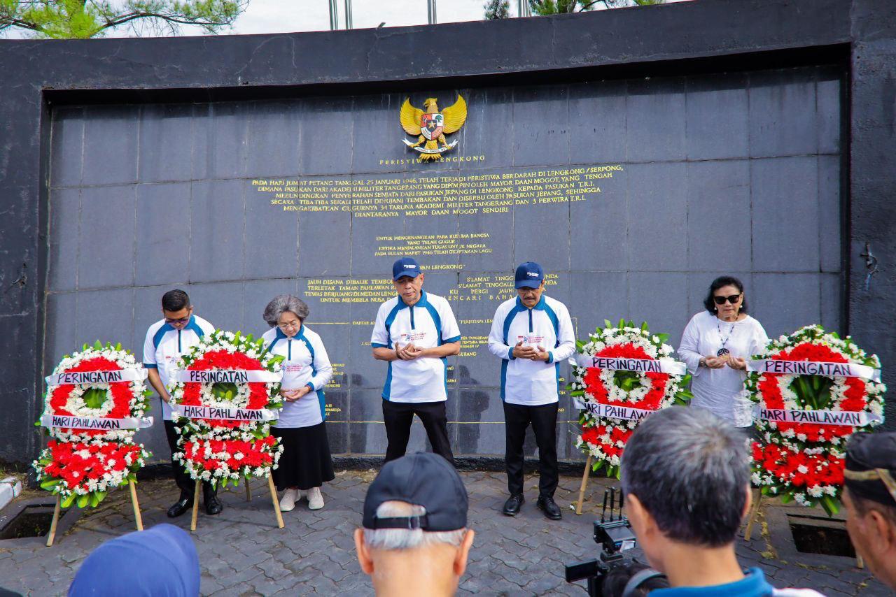 Wali Kota Tangsel Benyamin Davnie (tengah) mendampingi Mensos Saifullah Yusuf dan Gubernur Banten Andra Soni, mengenang sejarah ke Monumen Palagan Lengkong bersama ratusan siswa.