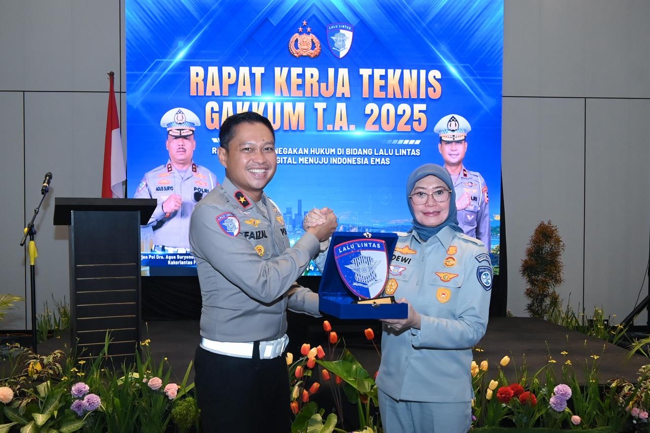 Plt. Direktur Utama Jasa Raharja Dewi Aryani Suzana (kanan).