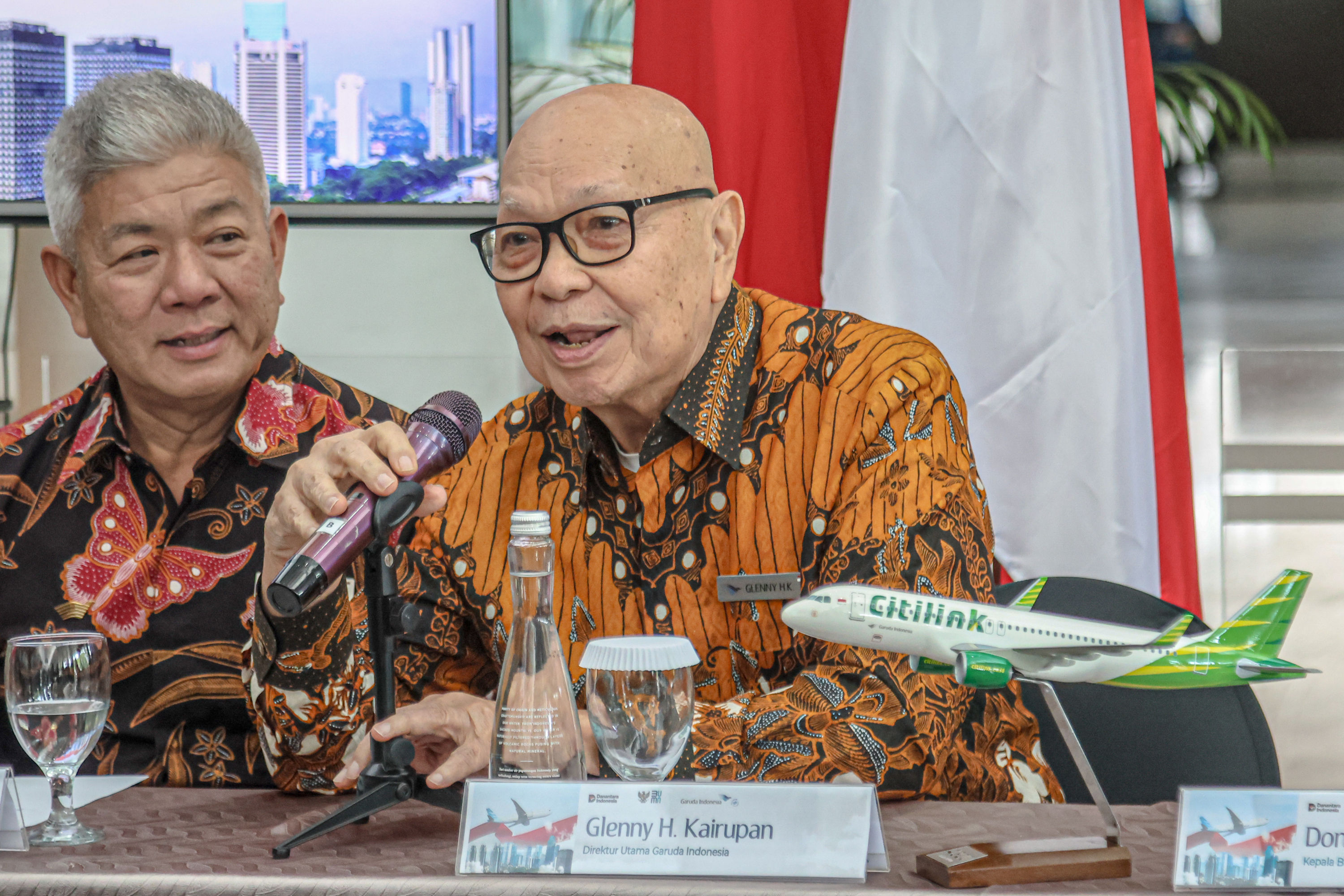 Dirut Garuda Indonesia Glenny H. Kauripan, bersama Wadirut Garuda Indonesia Thomas Sugiarto Oentoro (kiri).