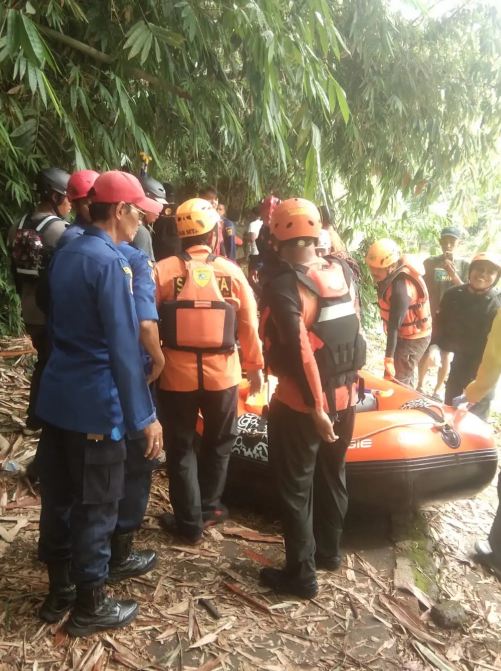 Petugas Damkar Depok mengevakuasi jasad korban tenggelam di Sungai Ciliwung.